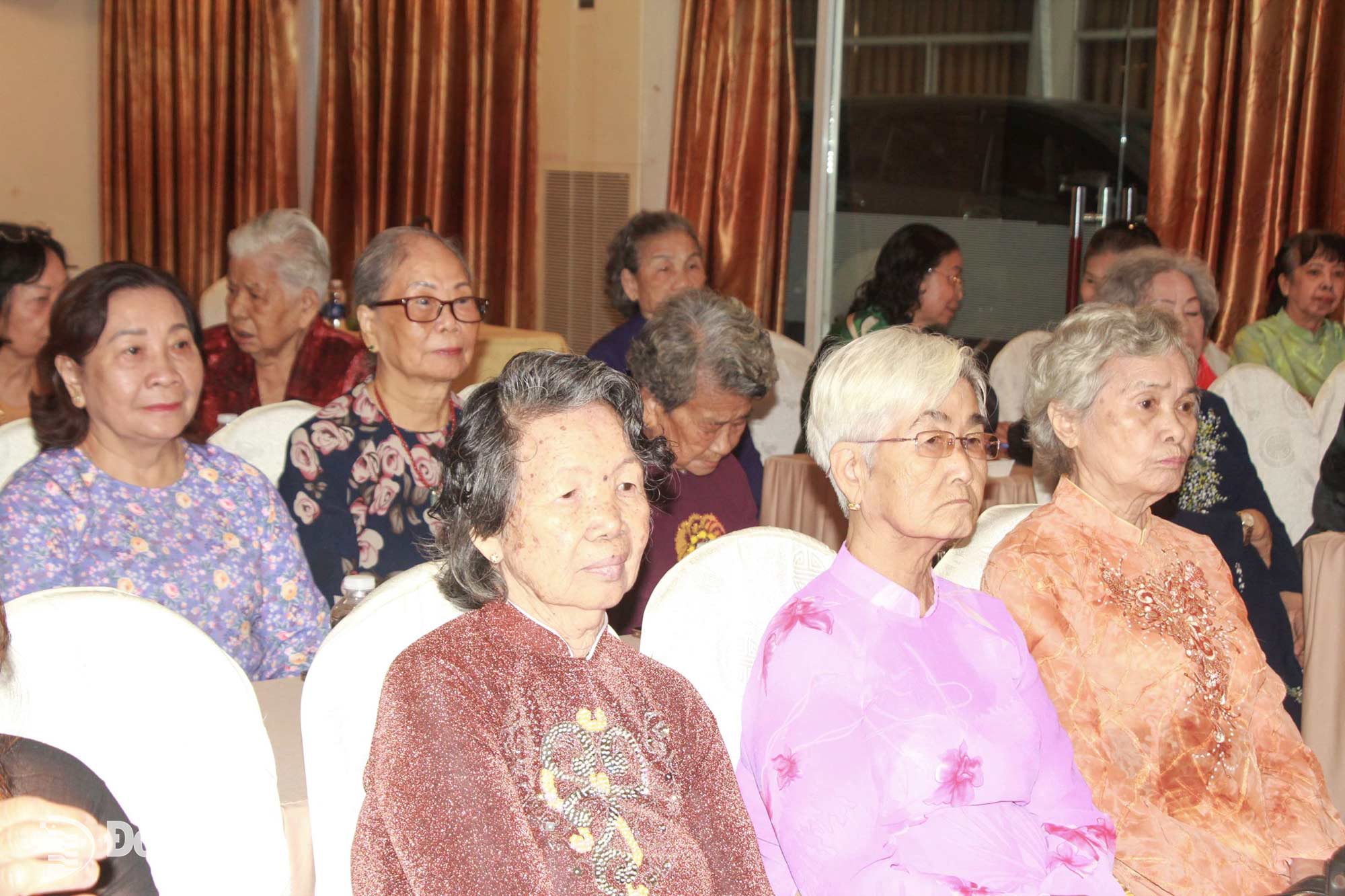 Các đại biểu tham dự tại buổi họp mặt. Ảnh: Nga Sơn