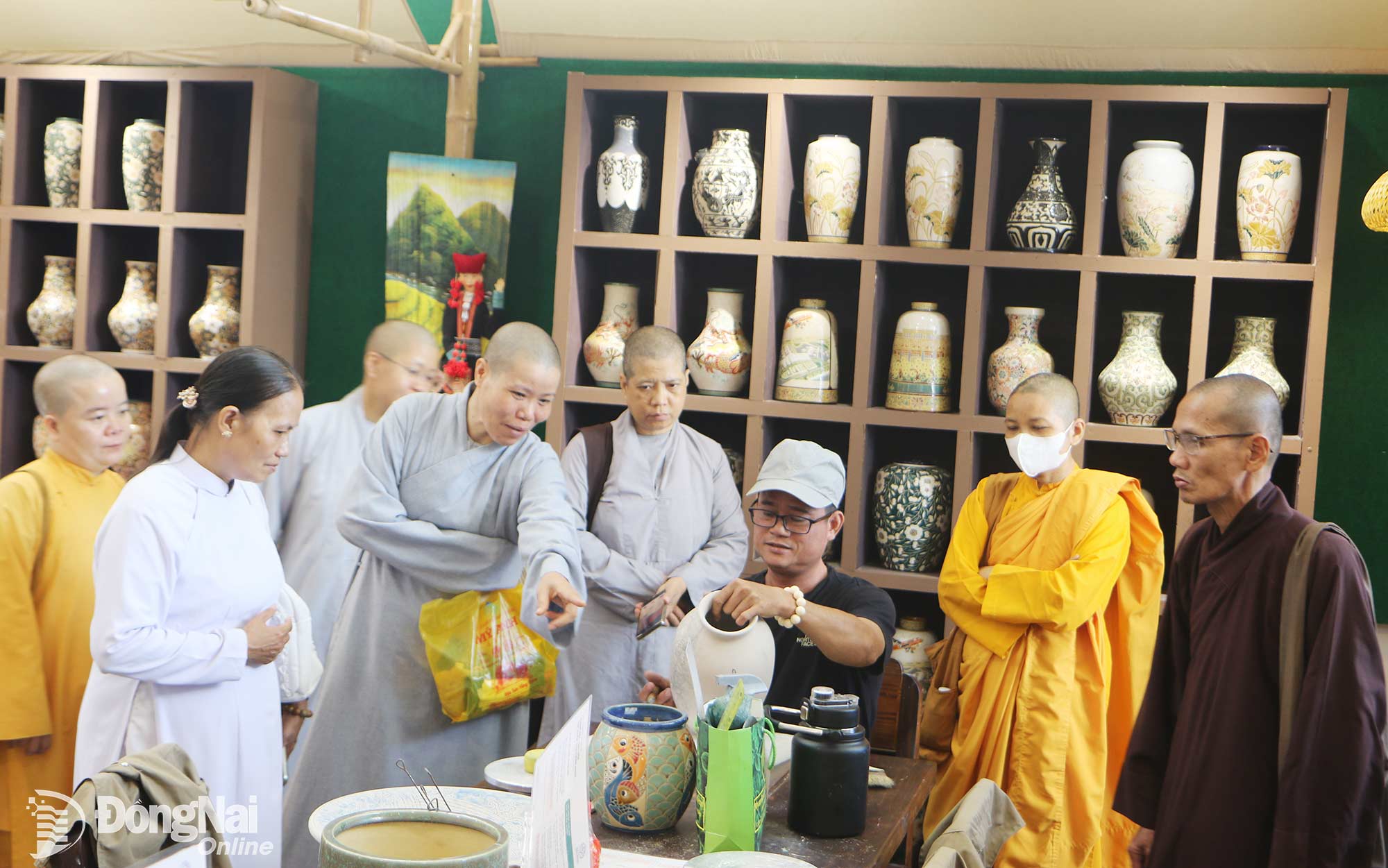 Chức sắc, chức việc các tôn giáo tham quan không gian trưng bày và trải nghiệm gốm Biên Hòa. Ảnh: Văn Truyên