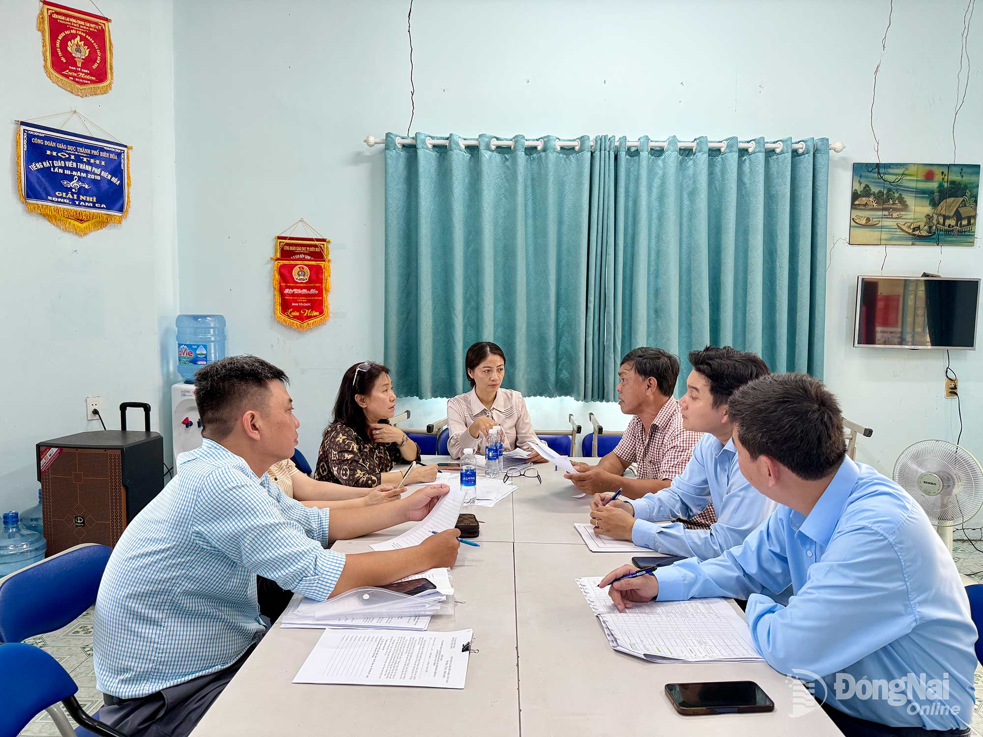 Đoàn công tác Ban Thường vụ Đảng ủy phường Trấn Biên gặp gỡ và tuyên truyền công tác bàn giao mặt bằng đến người dân. Ảnh: Thùy Anh