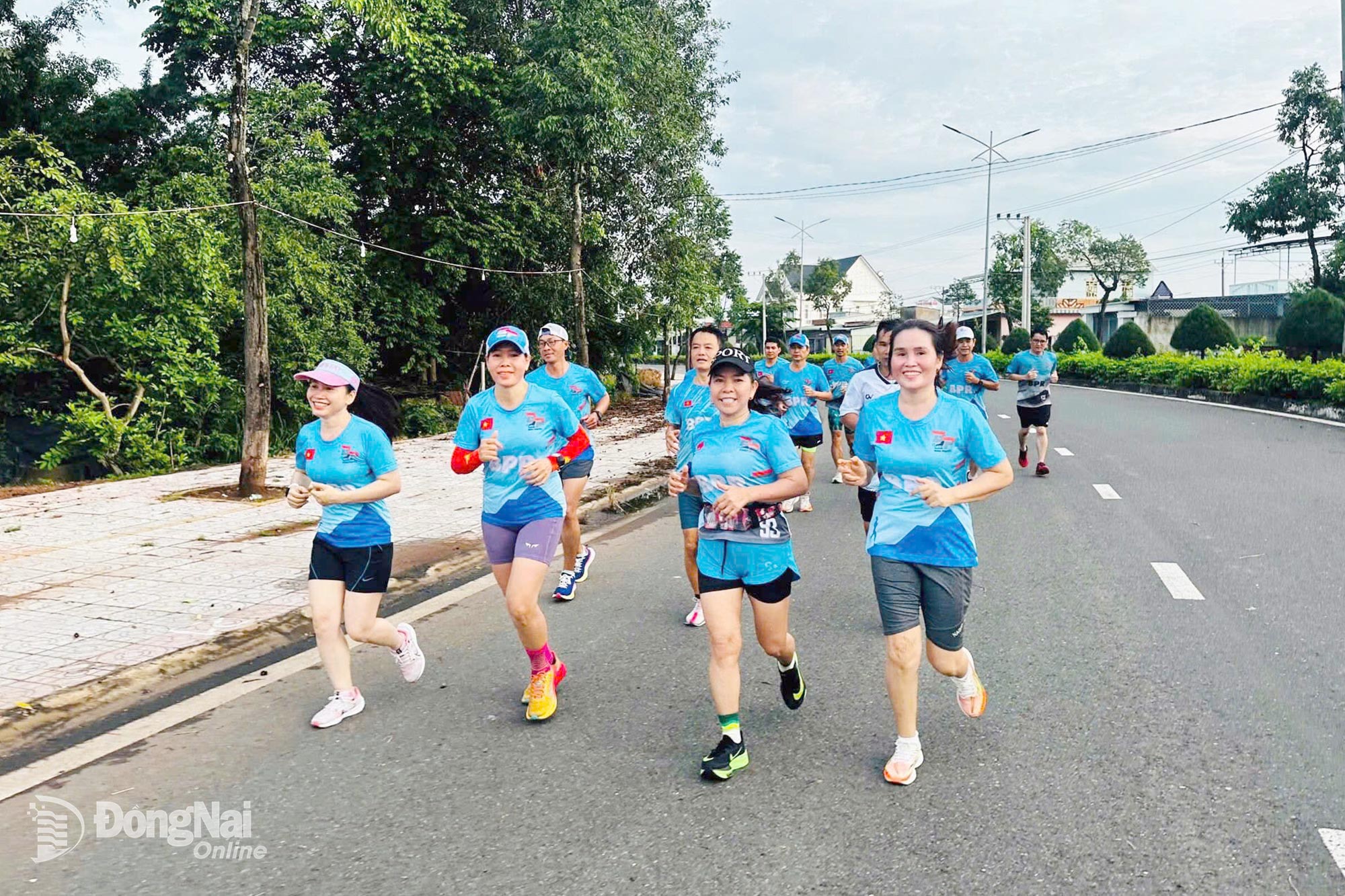 Chị Trần Thị Kim Thành (hàng đầu, thứ 3 từ phải qua) cùng các thành viên Câu lạc bộ Bình Phước Runners luyện tập trên đường Hồ Xuân Hương, phường Bình Phước.

