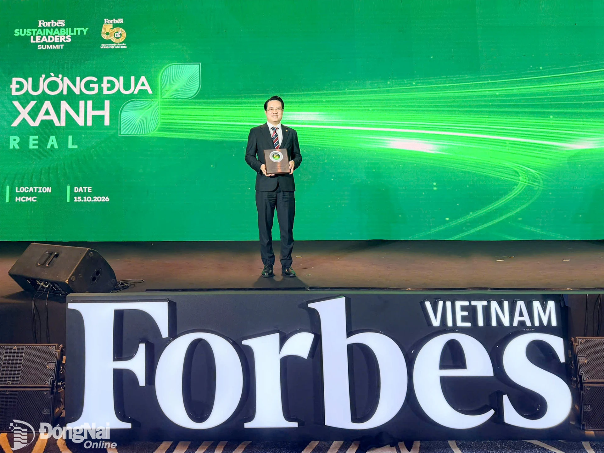 Ông Nguyễn Tuấn Anh, Phó Tổng Giám đốc KN Holdings đại diện Tập đoàn nhận giải thưởng Top 50 Doanh nghiệp dẫn đầu về ESG Việt Nam 2026.