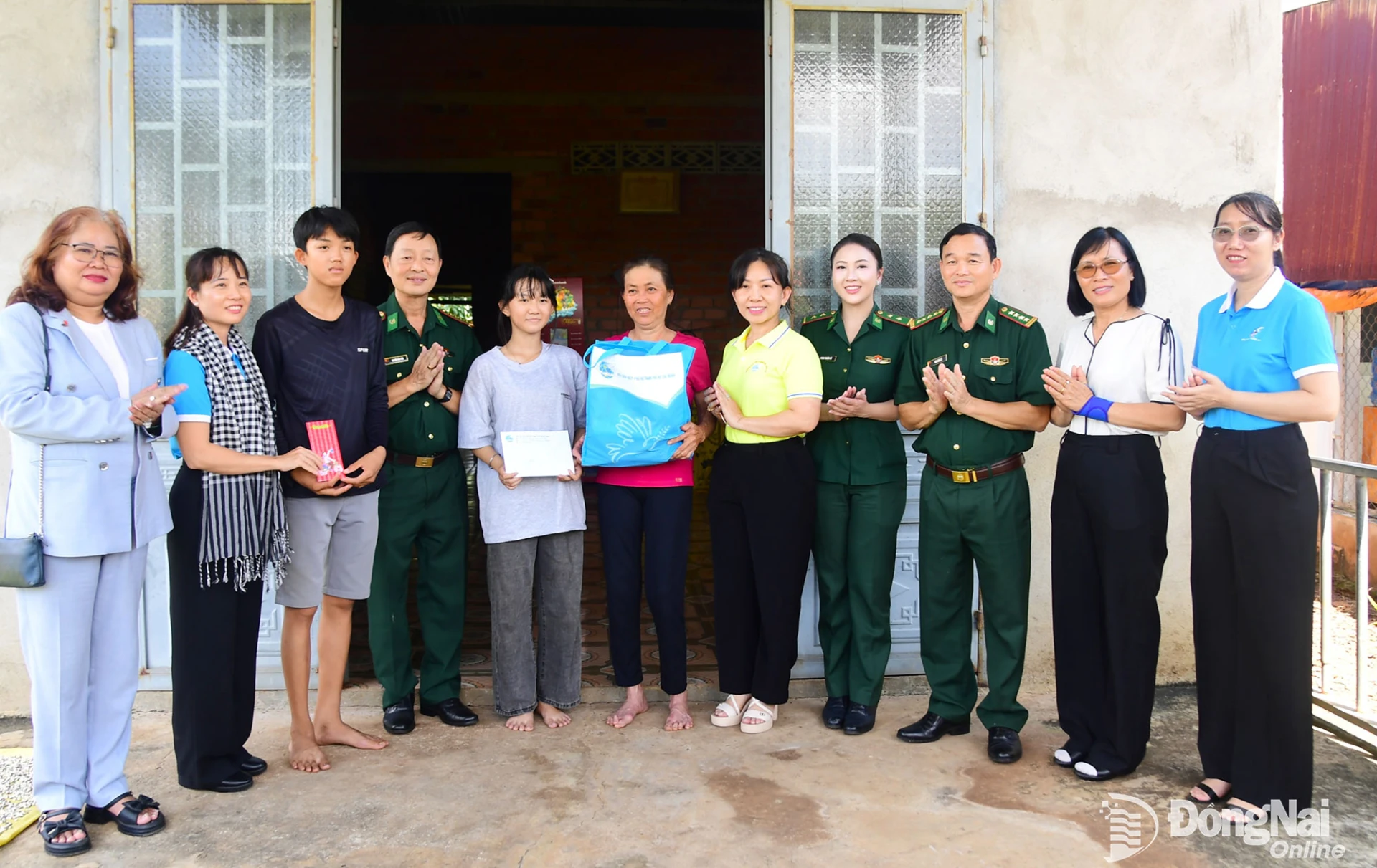 Đại diện Bộ đội Biên phòng, Hội Liên hiệp Phụ nữ thành phố Đồng Nai, Hội Liên hiệp Phụ nữ Thành phố Hồ Chí Minh và các mạnh thường quân tặng quà cho hội viên phụ nữ khó khăn xã Hưng Phước, thành phố Đồng Nai. Ảnh: Hữu Thịnh
