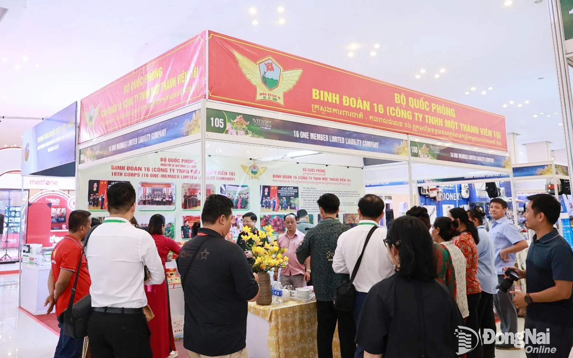 Gian hàng của Binh đoàn 16 thu hút đông đảo khách tham quan, người dân địa phương đến tìm hiểu, mua sắm.
