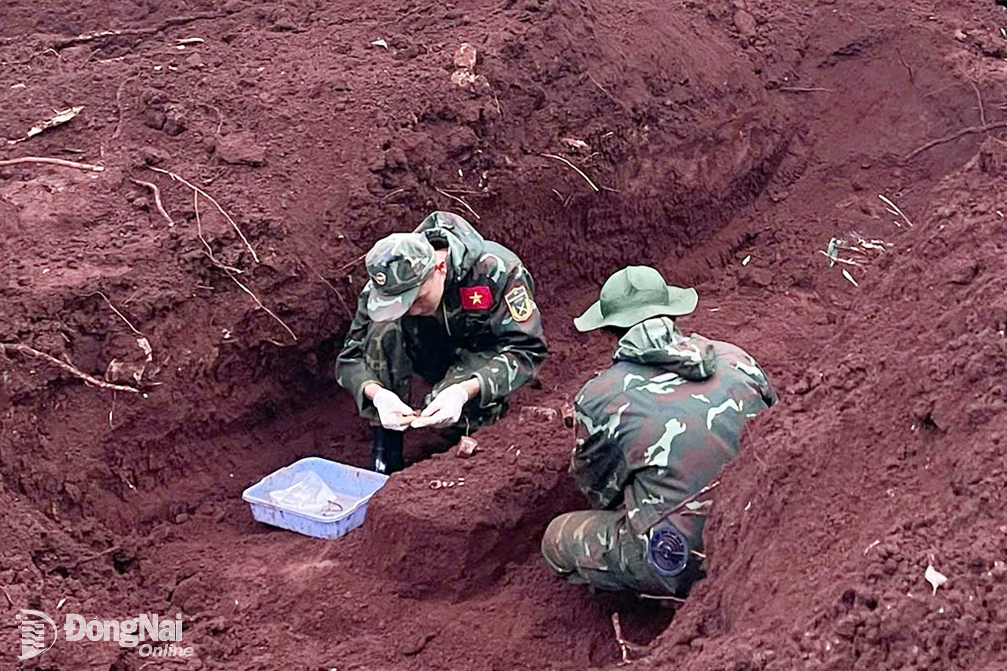 Đội K76 Đồng Nai tìm kiếm được 1 bộ hài cốt liệt sĩ tại phường Lộc Ninh ngày 17-10. Ảnh: ĐVCC
