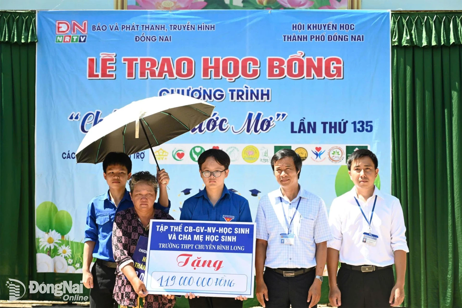 Staff, teachers, parents and students of Binh Long High School for the Gifted jointly contribute 119 million VND, which is presented to the disadvantaged yet determined student. Photo: Khanh Dan

