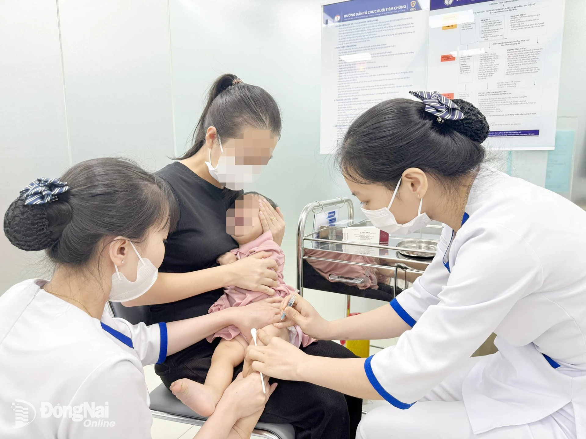 Tiêm vaccine phòng bệnh do não mô cầu cho trẻ em tại Trung tâm Tiêm chủng vaccine dành cho trẻ em và người lớn (VNVC) Đồng Nai. Ảnh: Hạnh Dung