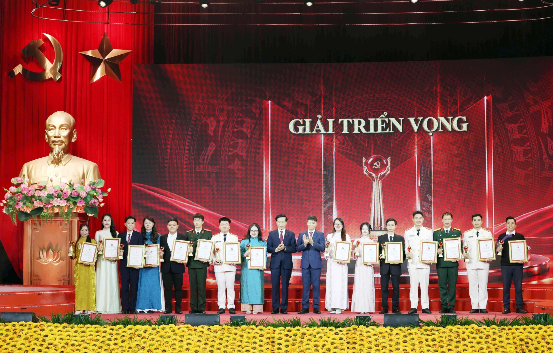 Đại diện nhóm tác giả của thành phố Đồng Nai (thứ nhất từ trái qua) nhận giải Triển vọng Cuộc thi chính luận về bảo vệ nền tảng tư tưởng của Đảng lần thứ 6. Ảnh: TTXVN