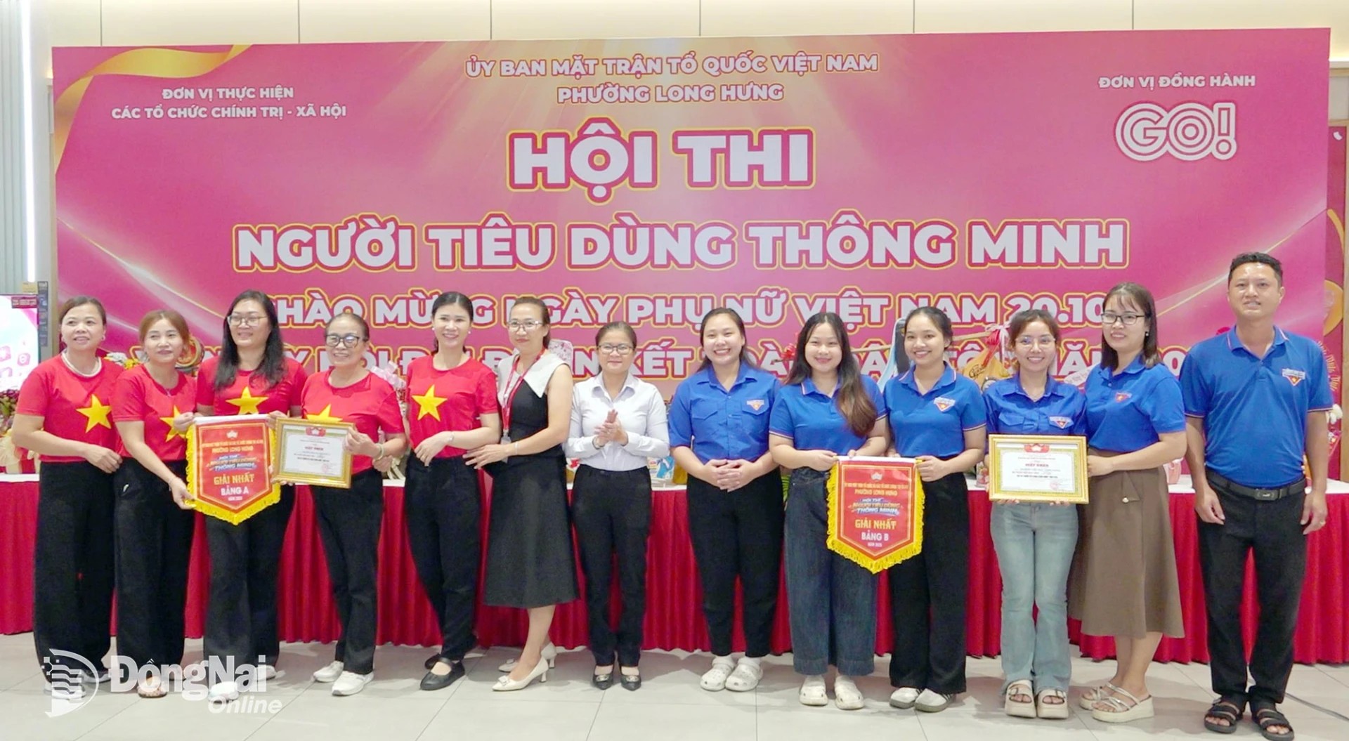 Ban tổ chức trao giải nhất cho các đội xuất sắc nhất tại hội thi. Ảnh: Xuân Nương