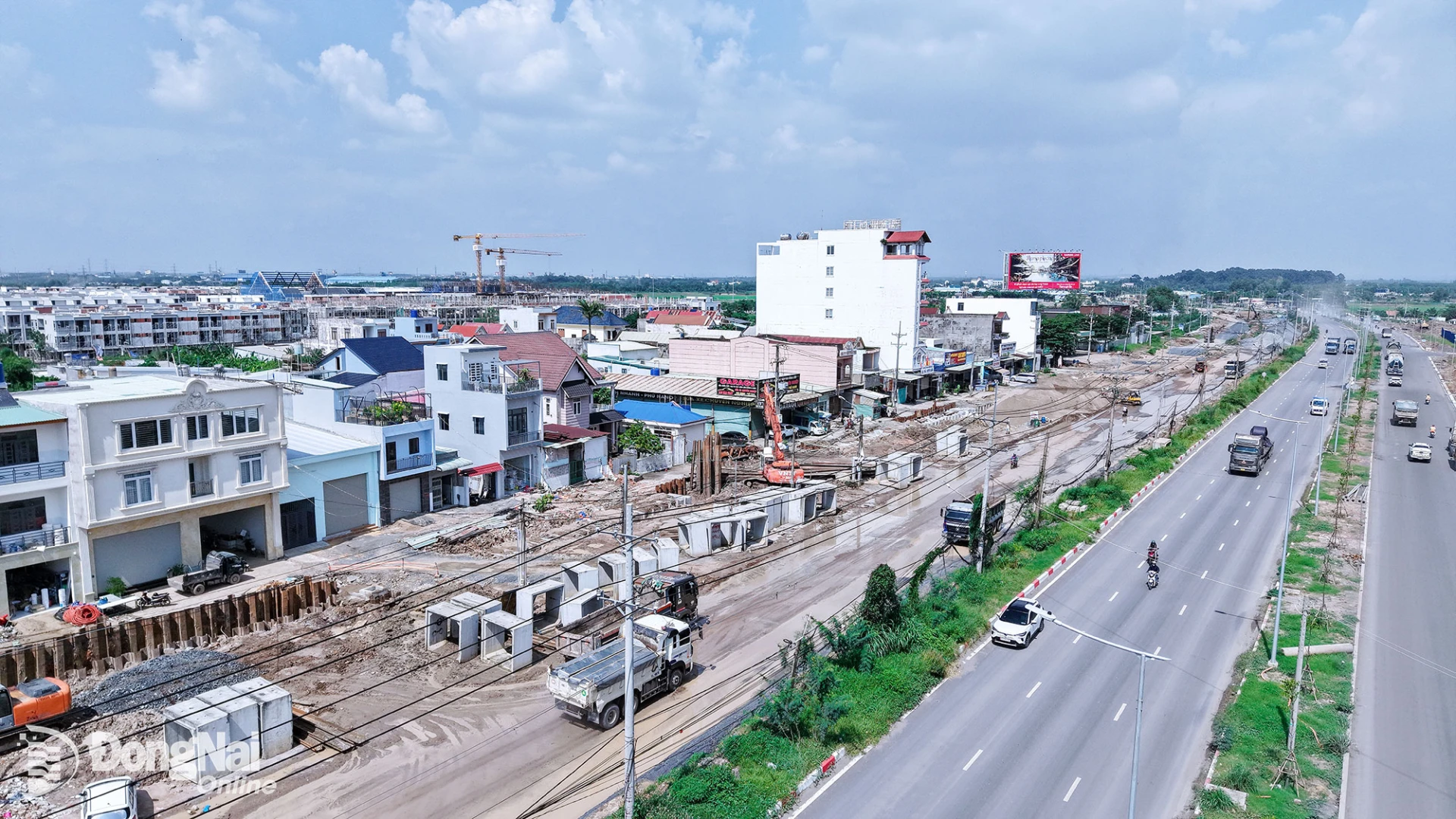 The Road 25C project, connecting National Highway 51 with Ho Chi Minh Citys Ring Road 3 through Nhon Trach Ward, has completed site clearance and entered the final stage of construction, with completion scheduled for late 2026.

