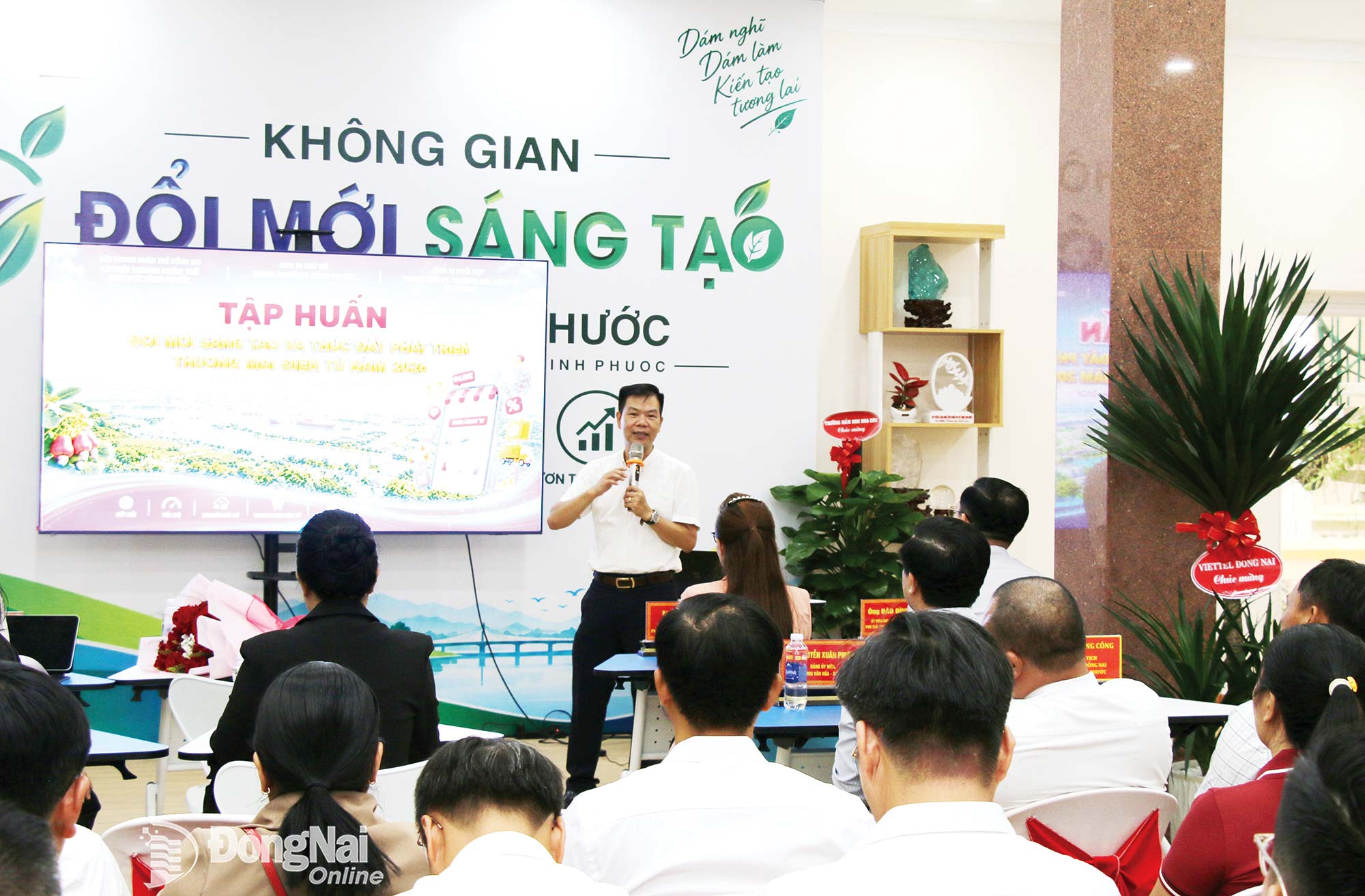Nguyen Huu Tuan, Director of eComDX, delivers a presentation at an e-commerce development training program for businesses and OCOP entities in Dong Nai in October 2026.

