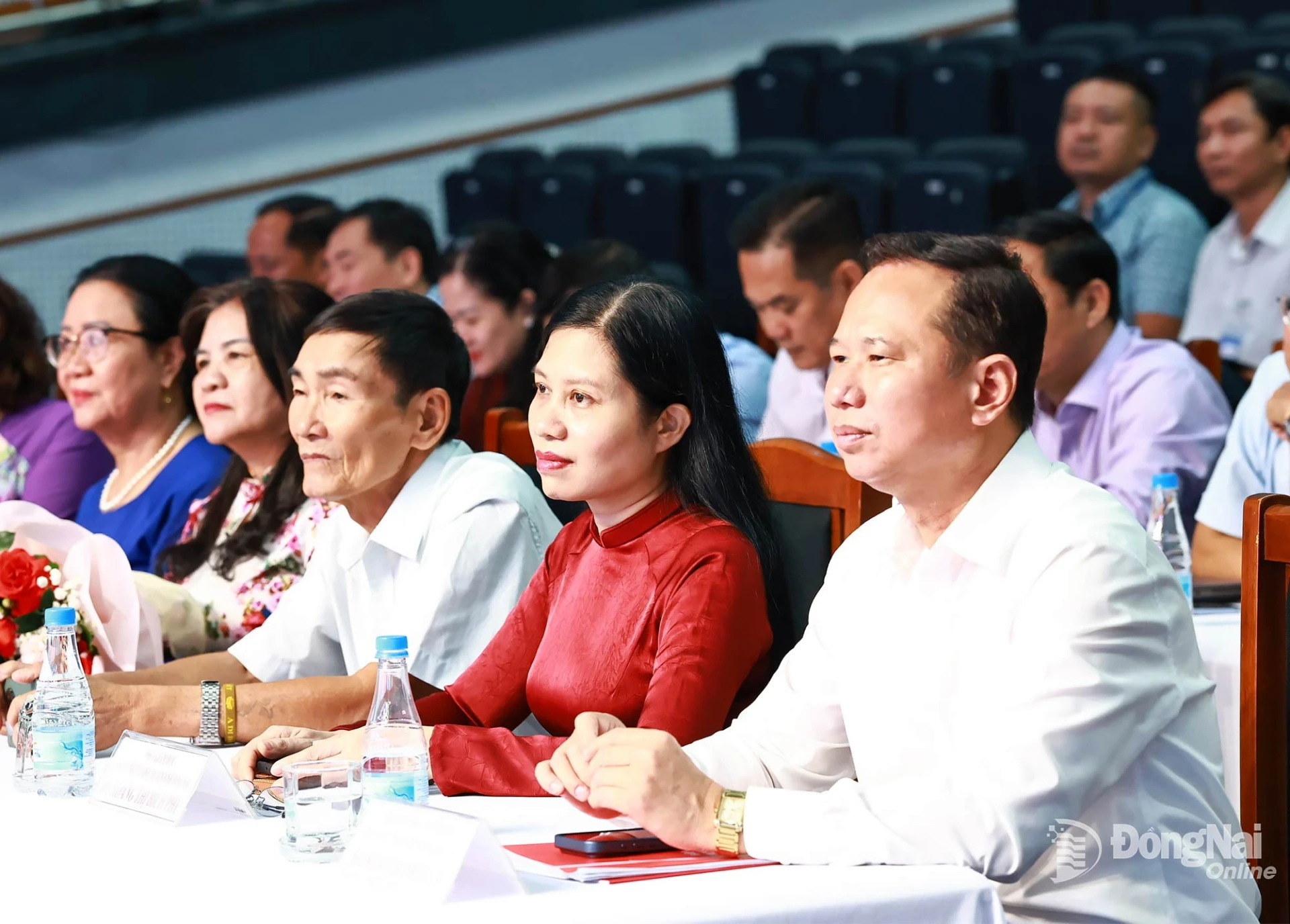 Lãnh đạo Báo và Phát thanh, Truyền hình Đồng Nai cùng các khách mời tham dự chương trình. Ảnh: Công Nghĩa