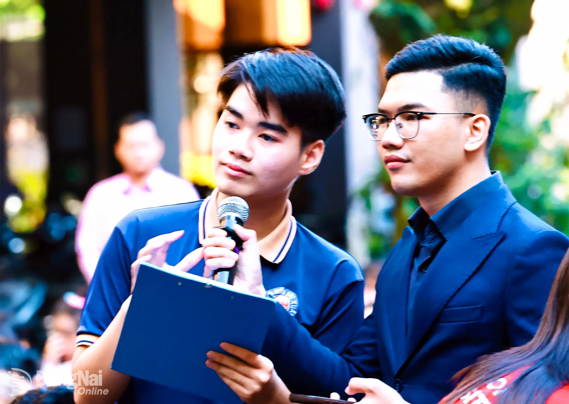 Học sinh đặt câu hỏi với các chuyên gia tư vấn hướng nghiệp. Ảnh: Công Nghĩa