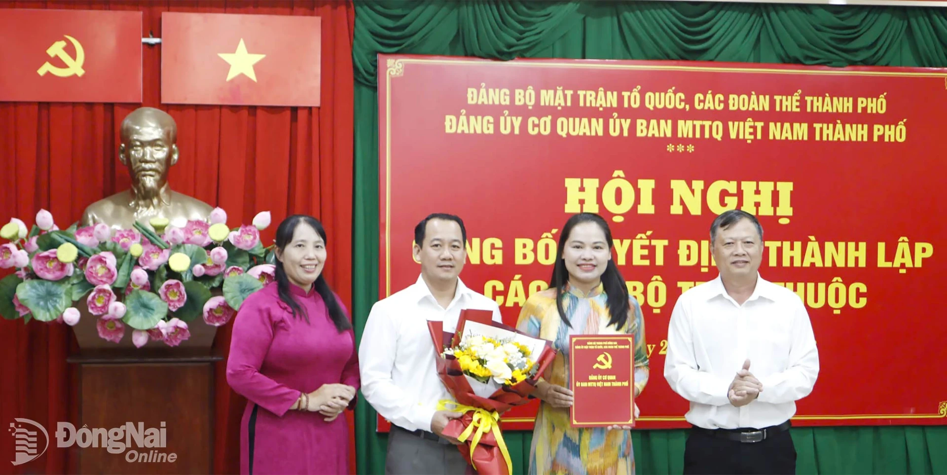 Đồng chí Lê Thị Thái, Thành ủy viên, Phó Bí thư Đảng ủy chuyên trách, Đảng ủy MTTQ, các đoàn thể thành phố và Bí thư Đảng ủy Cơ quan Ủy ban MTTQ Việt Nam thành phố, Phó Chủ tịch Ủy ban MTTQ Việt Nam thành phố Nguyễn Tấn Phú trao quyết định thành lập Chi bộ 1. Ảnh: Văn Truyên