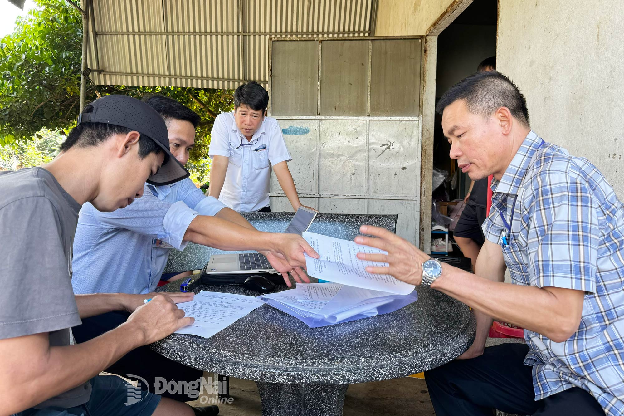 Người chăn nuôi ở xã Gia Kiệm ký cam kết không sử dụng chất cấm trong chăn nuôi. Ảnh: B.Nguyên