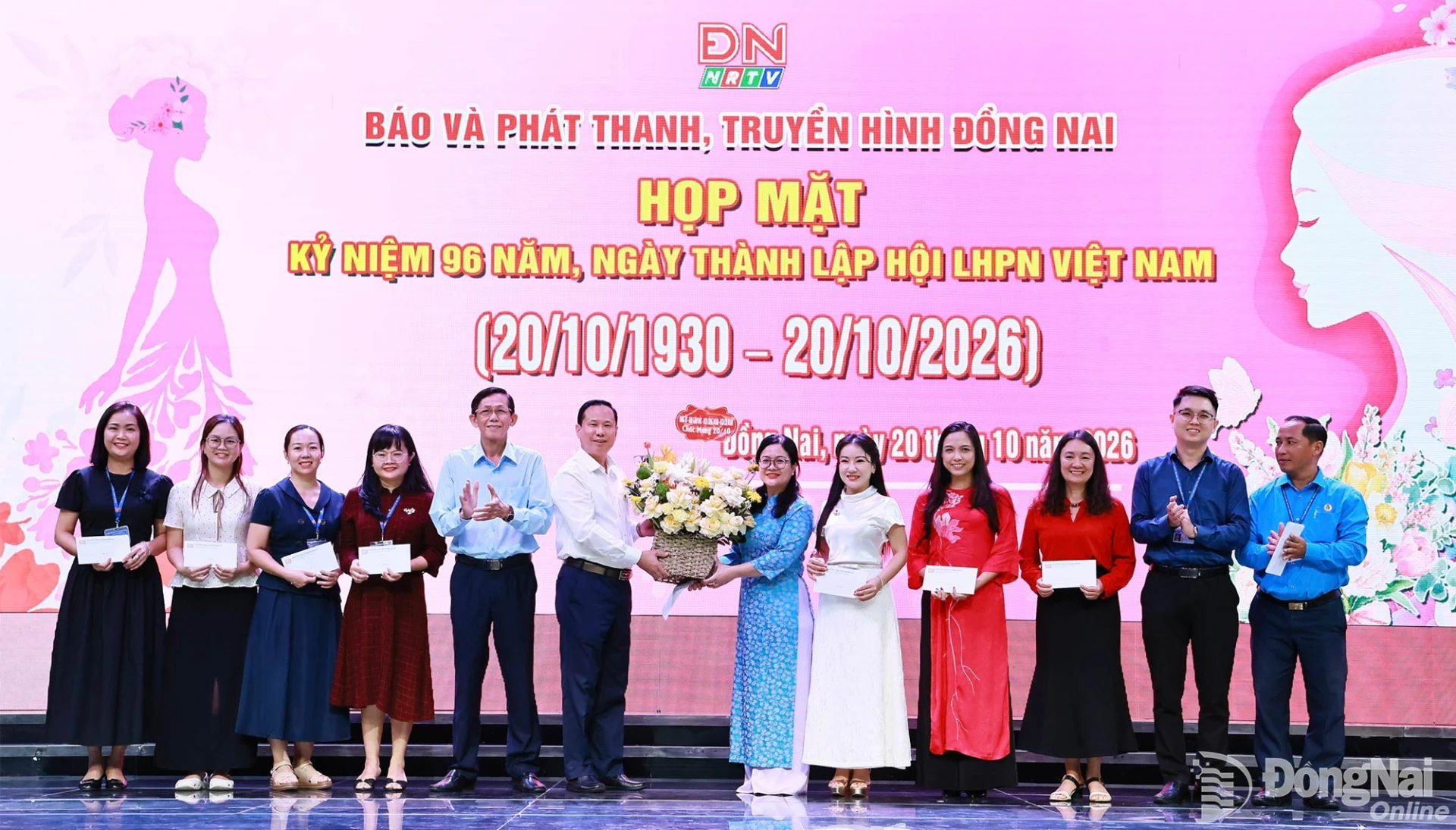 Lãnh đạo Đảng ủy, Ban Giám đốc và Công đoàn cơ sở Báo và Phát thanh, Truyền hình Đồng Nai tặng hoa chúc mừng nữ cán bộ, viên chức, người lao động, cộng tác viên chuyên trách. Ảnh: Công Nghĩa