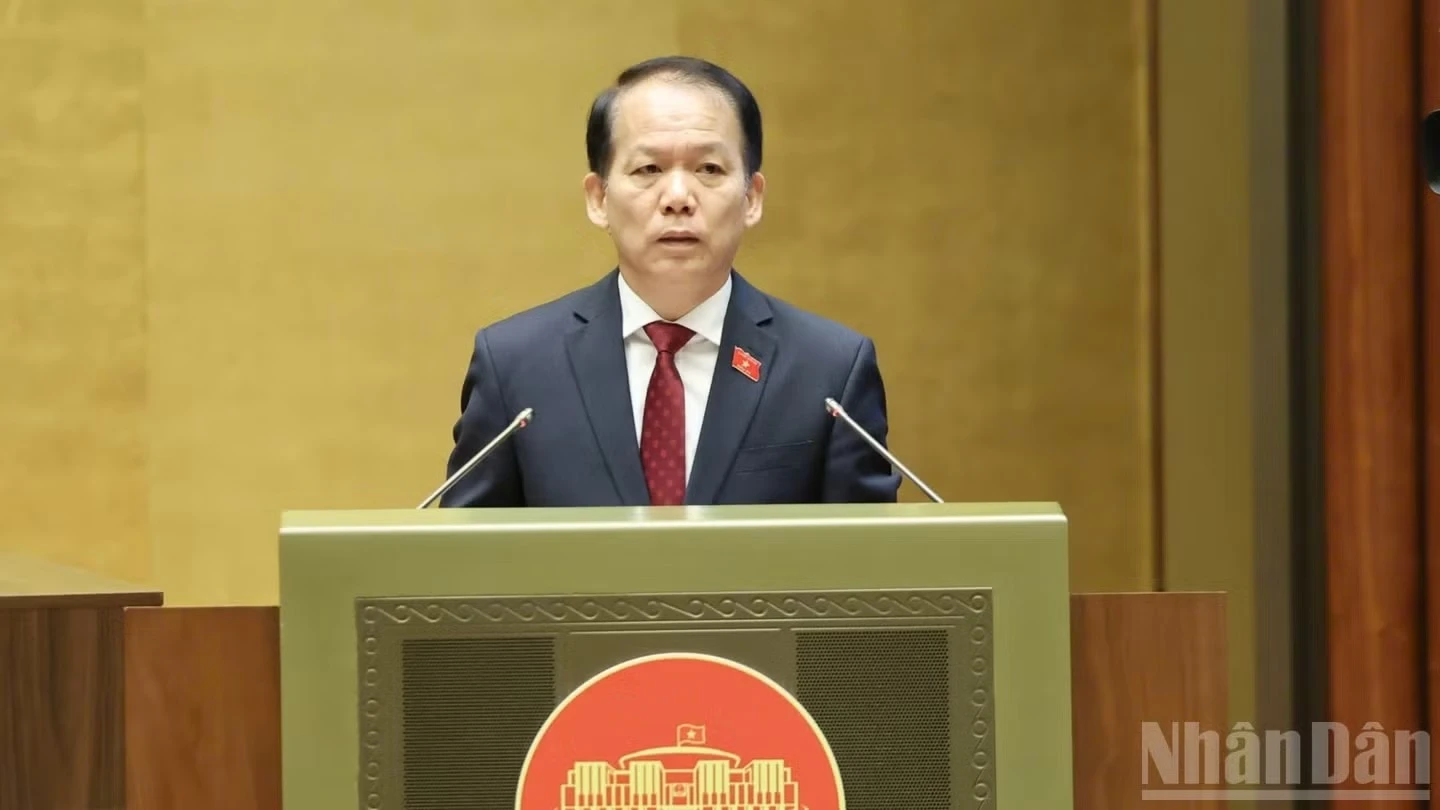 Thừa ủy quyền của Thủ tướng, Bộ trưởng Bộ Tư pháp Hoàng Thanh Tùng trình bày Tờ trình dự án Luật Kinh doanh bất động sản (sửa đổi). Ảnh: DUY LINH