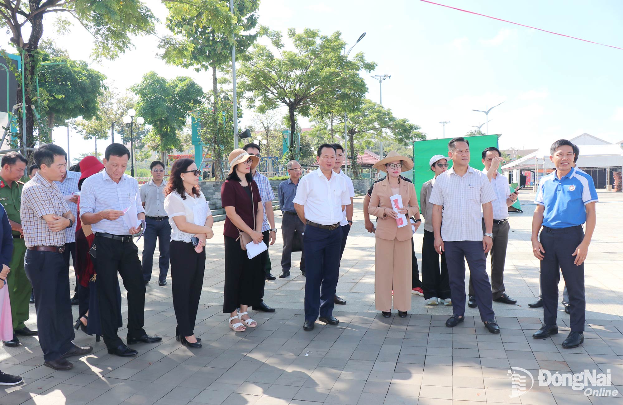 Đoàn khảo sát thực tế tại khu vực Quảng trường phường Bình Phước và các cung đường chạy. Ảnh: Ngọc Thảo