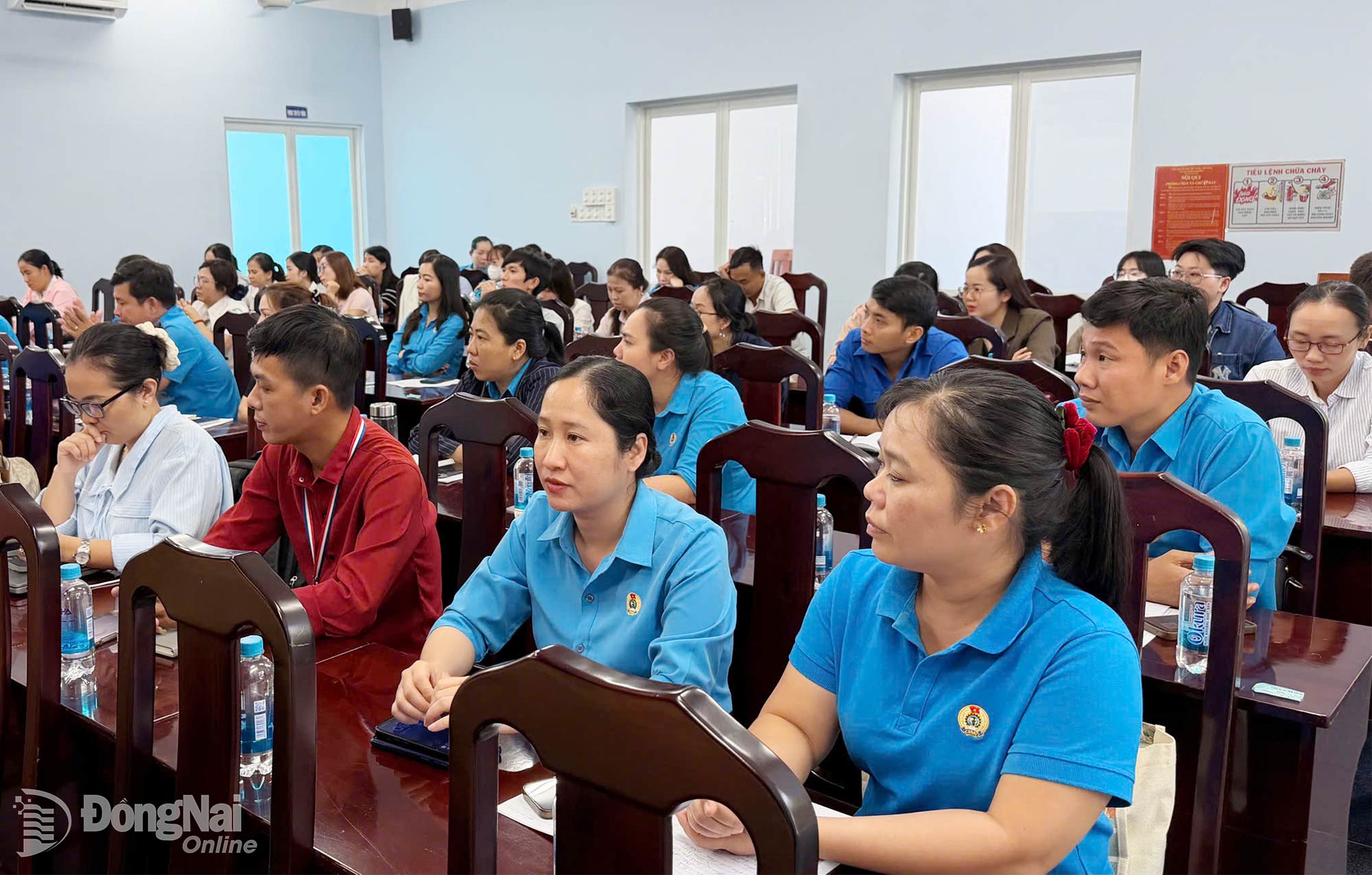 Hội nghị tập huấn thu hút gần 100 cán bộ Công đoàn cơ sở tham gia. Ảnh: Viết Cường