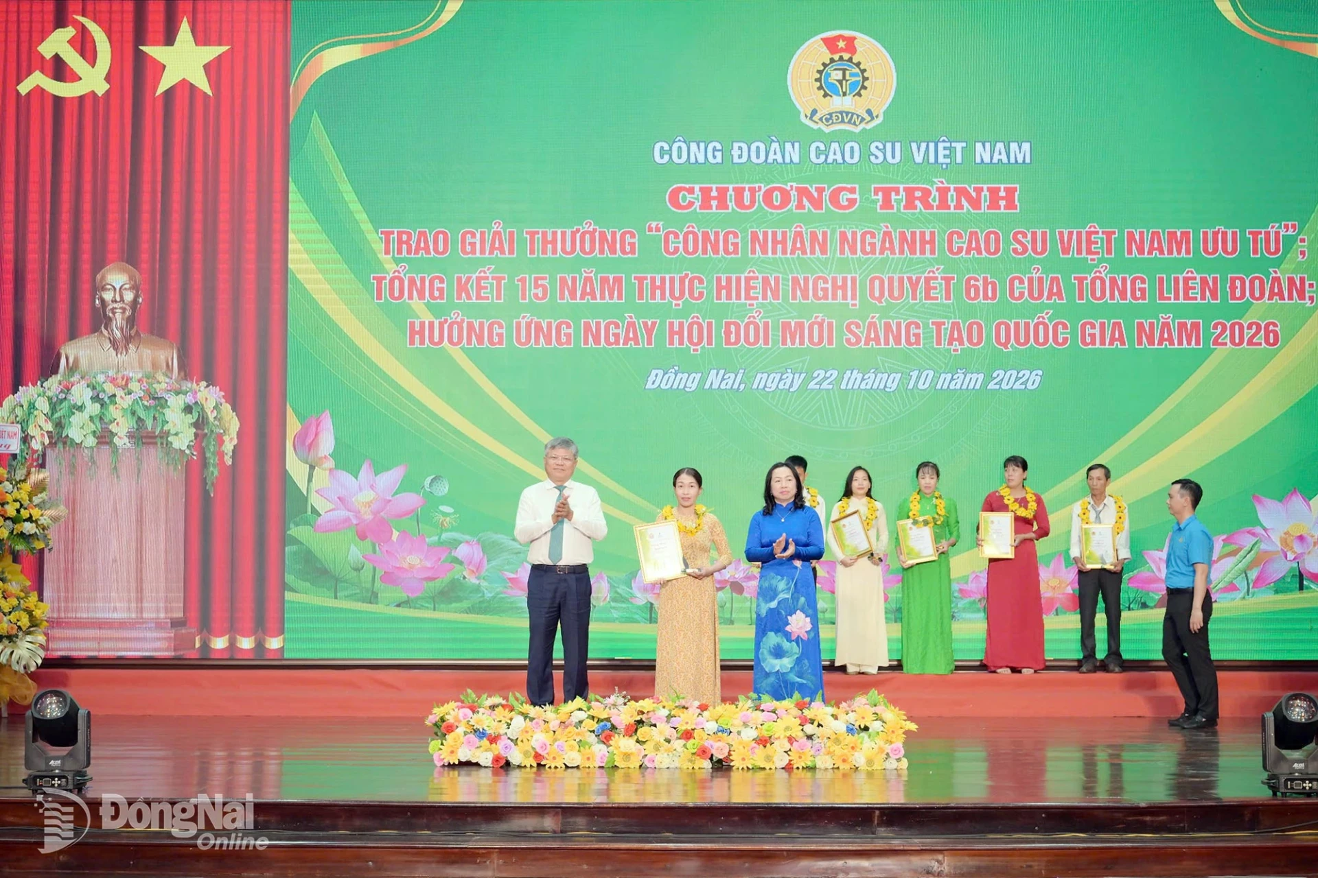 Phó Chủ tịch Tổng Liên đoàn Lao động Việt Nam Thái Thu Xương và Bí thư Đảng ủy, Chủ tịch Hội đồng quản trị Tập đoàn Công nghiệp Cao su Việt Nam Trần Công Kha đại diện Ban tổ chức tuyên dương những cá nhân có thành tích xuất sắc trong quá trình lao động, sản xuất và hoạt động tại đơn vị. Ảnh: Đào Phong