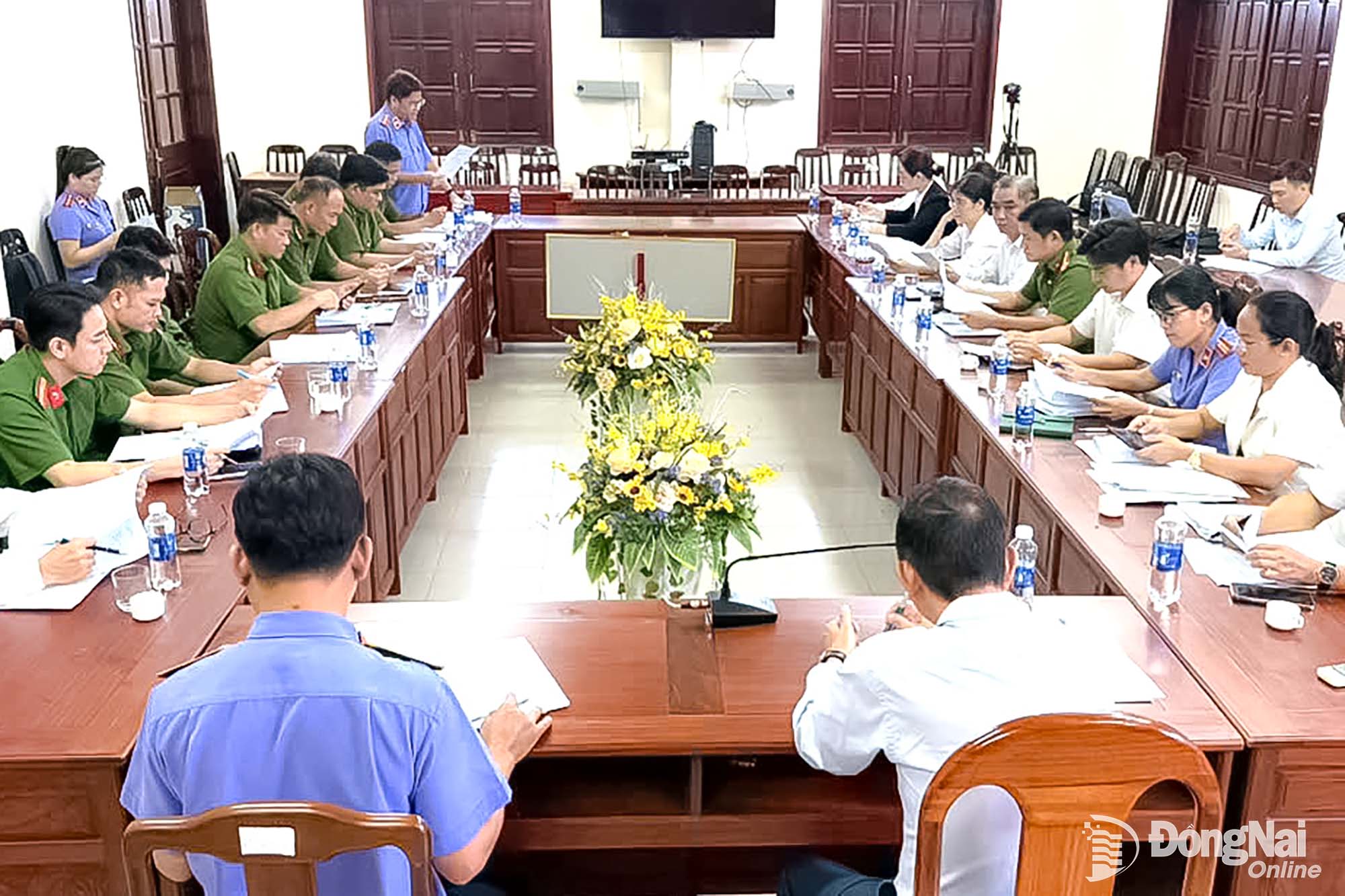 Đại diện Tòa án nhân dân khu vực 13; Viện Kiểm sát nhân dân khu vực 13; Công an các xã, phường: Đa Kia, Đắk Ơ, Phú Nghĩa, Bù Gia Mập, Tân Tiến, Thiện Hưng, Hưng Phước làm việc với đoàn kiểm tra. Ảnh: Viết Cường

