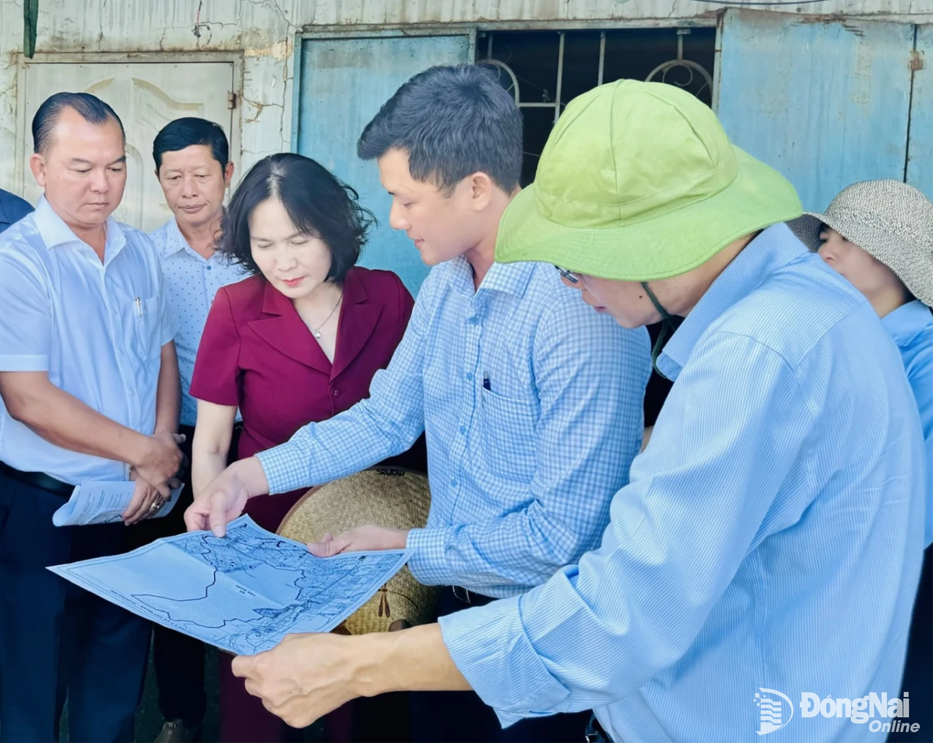Nguyen Thi Cat Tien, Member of the CPC and Vice Chairwoman of the City Peoples Committee, listens to a briefing on investment options for rural clean water supply in Tan Quan Commune. Photo: B. Nguyen

