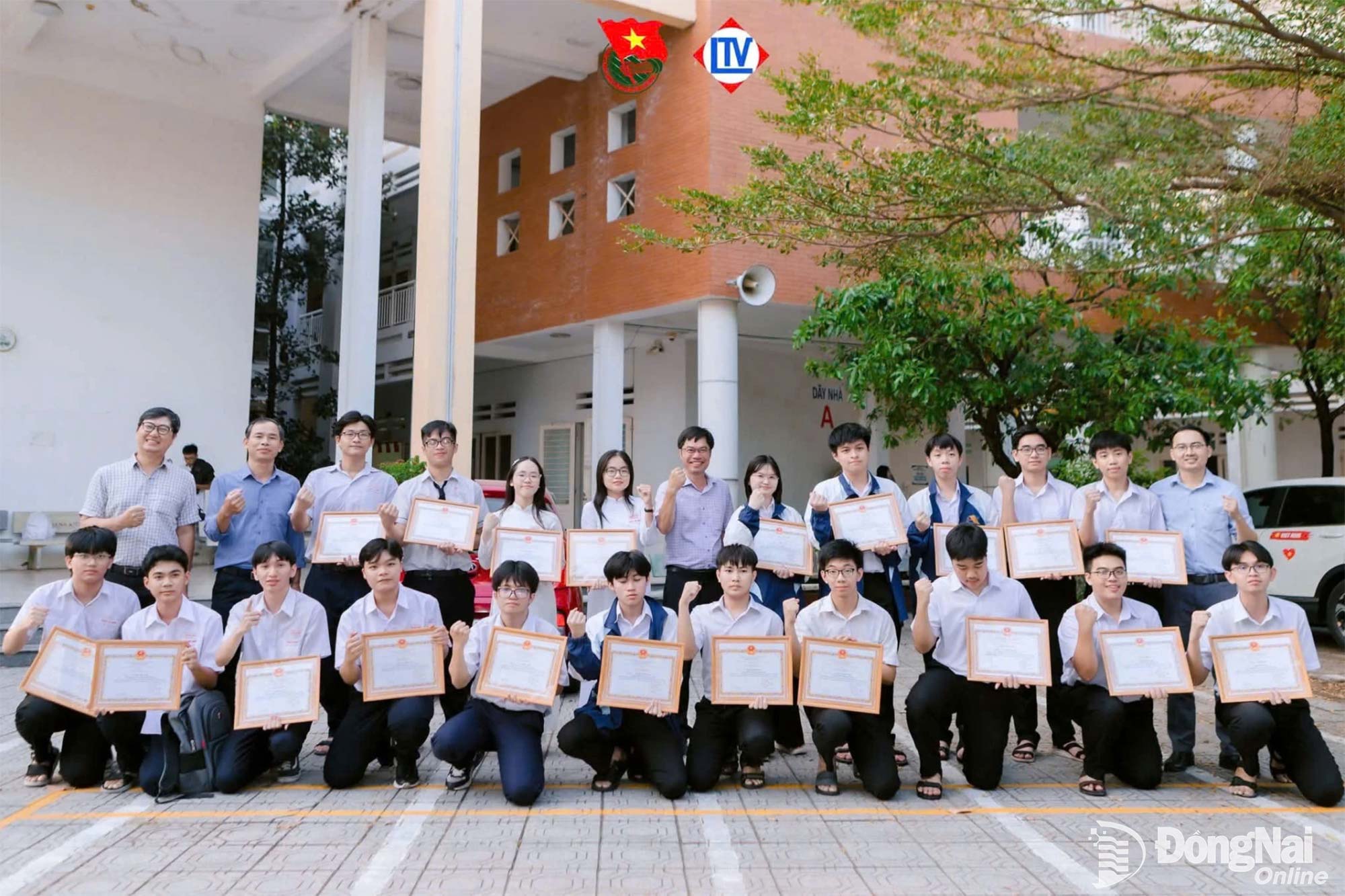 Hai An with her fellow members from the national mathematics competition team and their teachers.