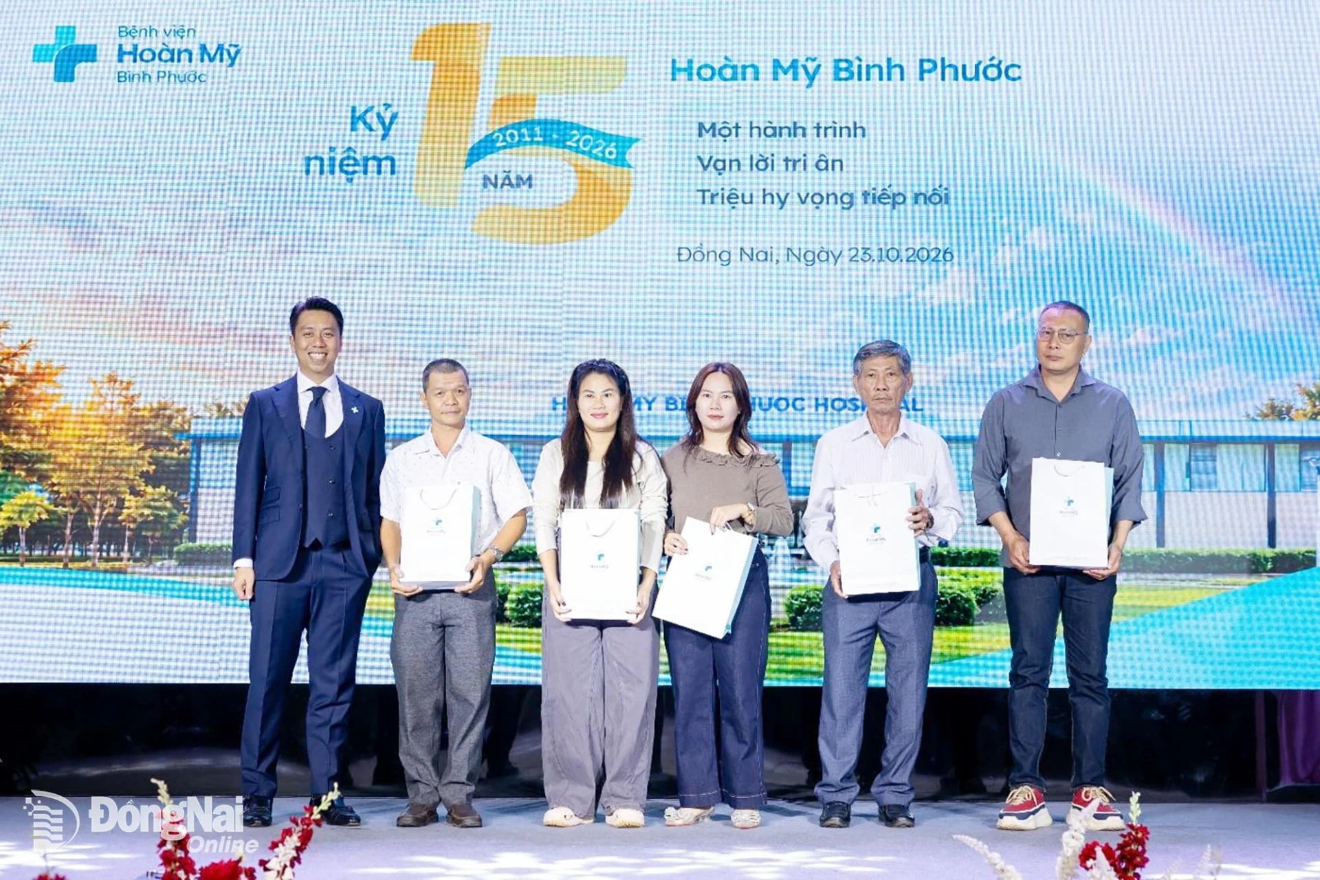 Thạc sĩ Nguyễn Tụ Anh - Giám đốc bệnh viện Hoàn Mỹ Bình Phước tặng quà tri ân khách hàng trong buổi lễ.

