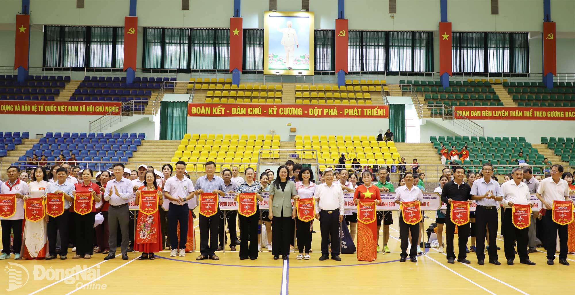 Ban tổ chức trao cờ lưu niệm cho các đơn vị tham gia. Ảnh: My Ny