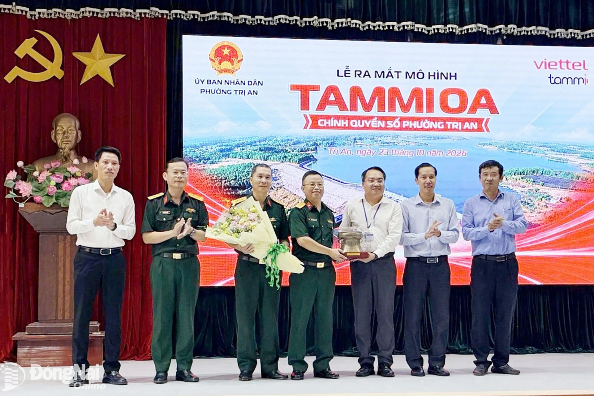 Đại diện Viettel Đồng Nai tặng quà lưu niệm cho đại diện UBND phường Trị An.