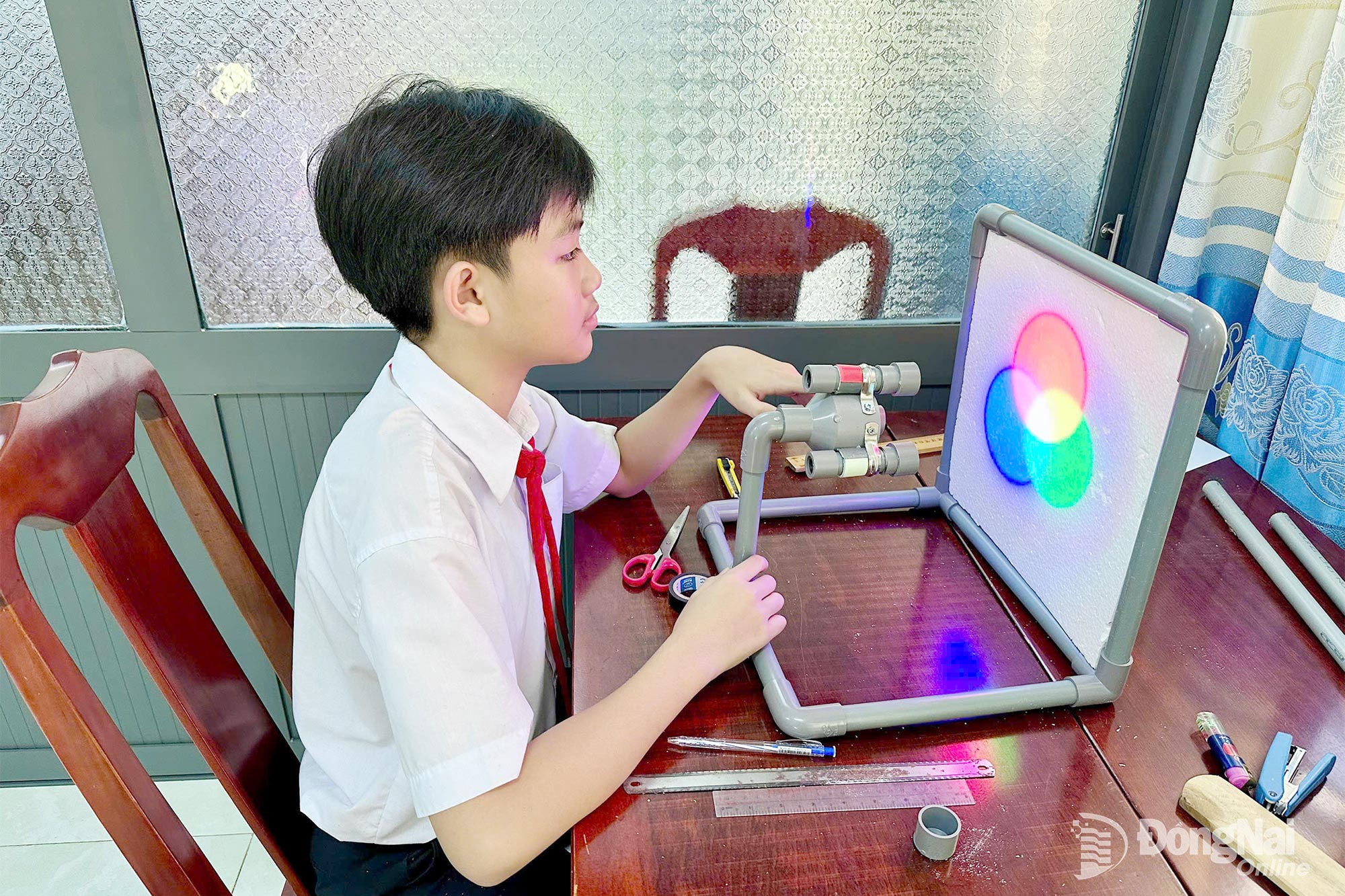 Le Quoc Bao Minh, a student in class 8A1 at Minh Duc Primary and Secondary School in Minh Duc Commune, develops the Additive Color Mixing Device (RGB) using simple equipment.

