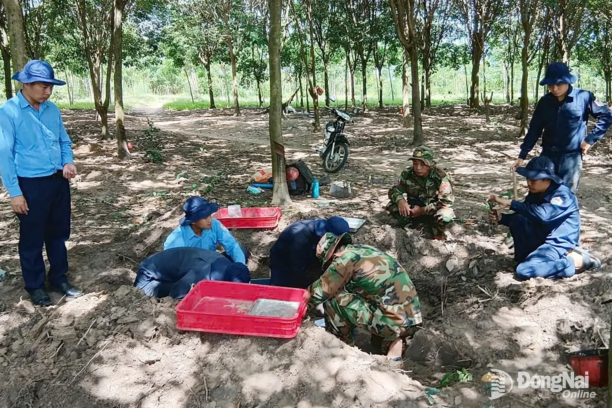 Đội K72 tìm và lấy mẫu sinh phẩm trong quá trình quy tập hài cốt liệt sĩ tại Vương quốc Campuchia. Ảnh: ĐVCC