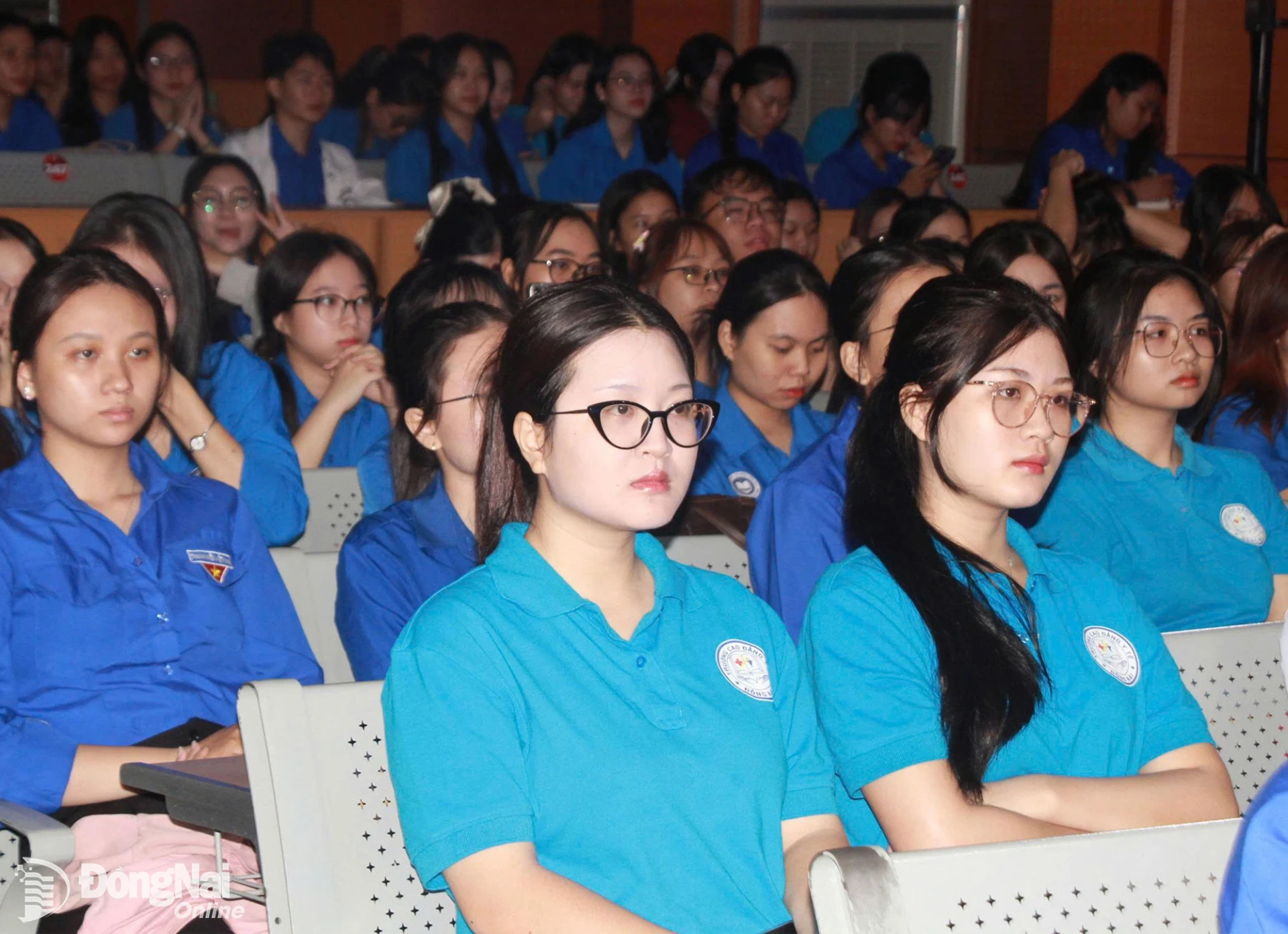 Numerous students attend the Applying AI in Scientific Research talk show. Photo: Nga Son