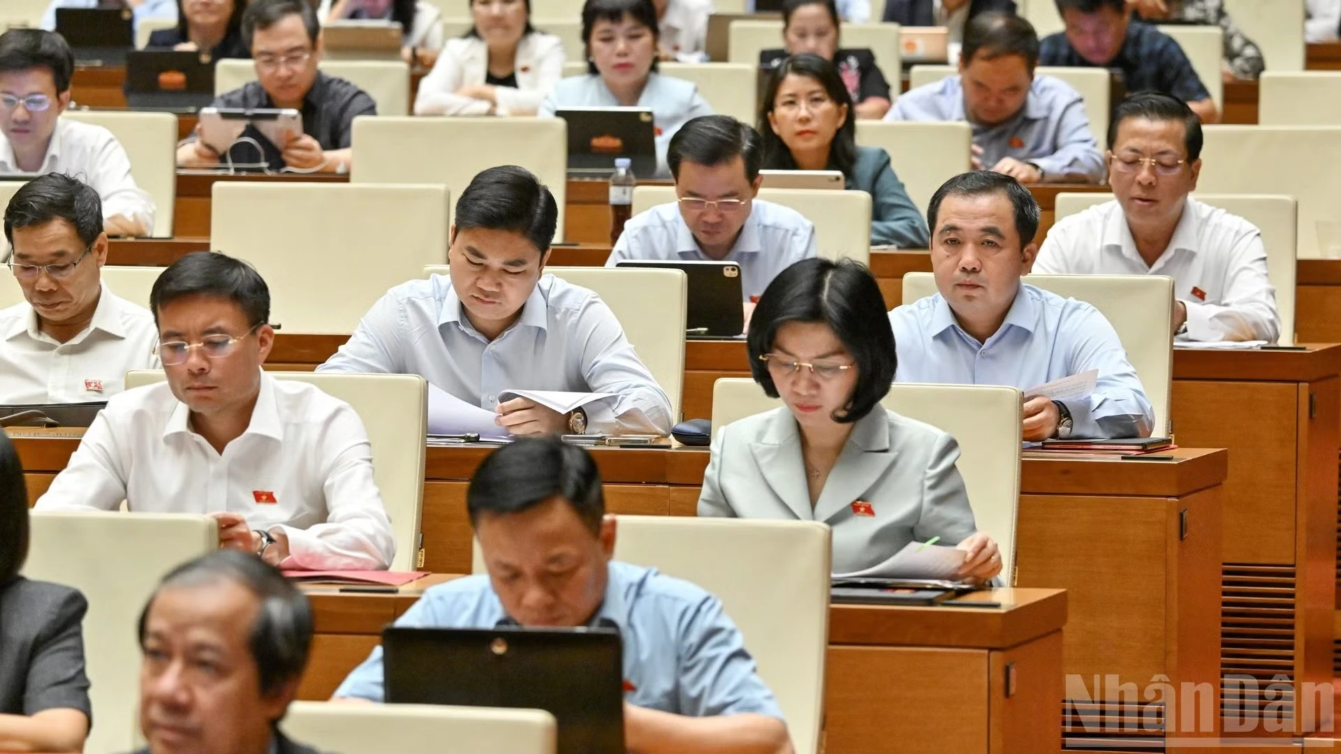Quốc hội làm việc tại hội trường, nghe Tờ trình và Báo cáo thẩm tra dự án Luật Xử lý vi phạm hành chính (sửa đổi). Ảnh: THỦY NGUYÊN