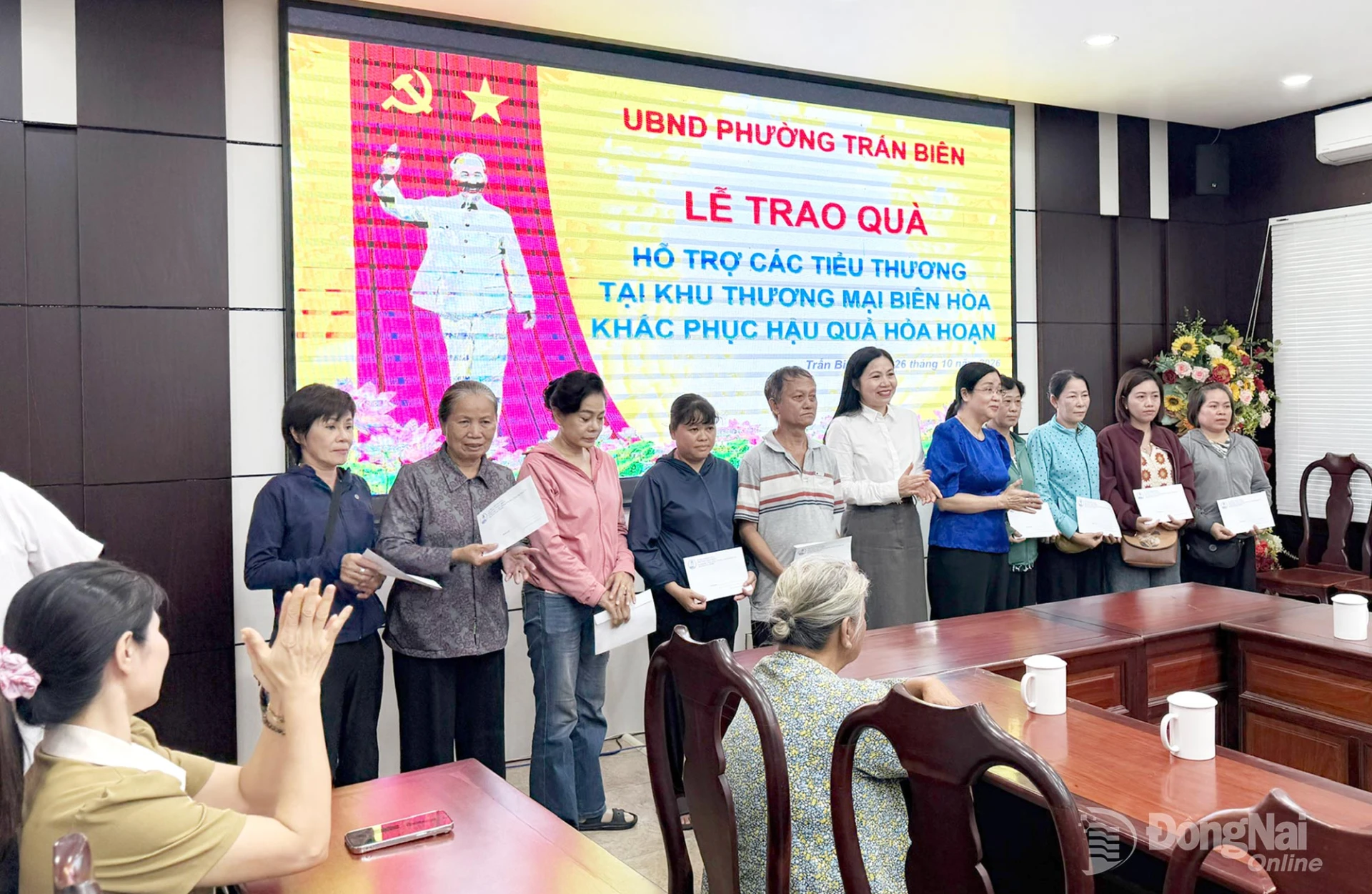 Lãnh đạo phường Trấn Biên cùng đại diện đơn vị tài trợ trao các phần hỗ trợ đến các tiểu thương bị thiệt hại trong vụ cháy chợ Biên Hòa. Ảnh: CTV