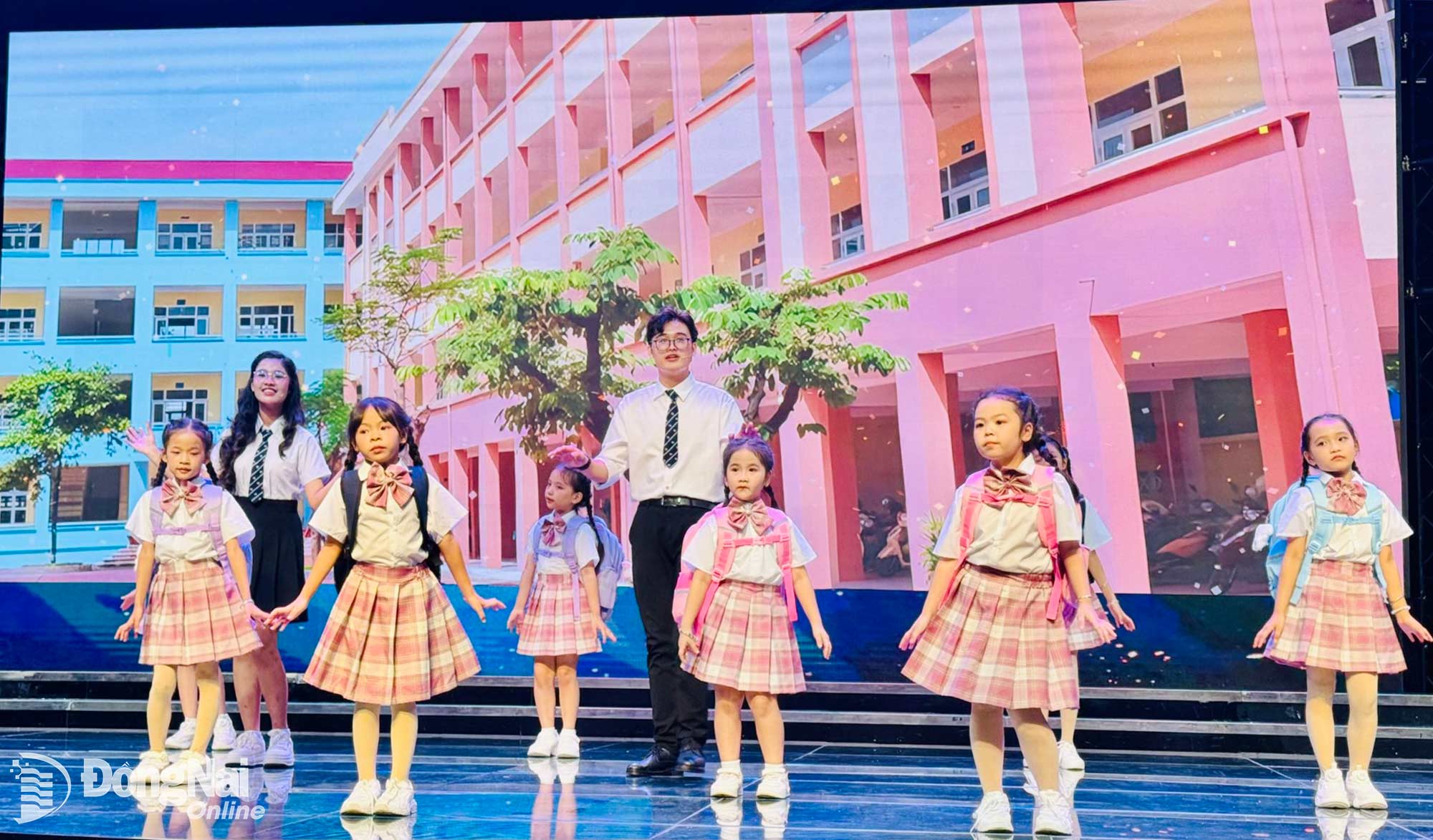 Bảo Châu – Trọng Nghĩa song ca Thêm yêu màu nắng đến trường, sáng tác Trung Dũng – Hiền VK, mang đến không khí rộn ràng, tươi vui và tình yêu với mái trường thân thương. Ảnh: Minh Huệ