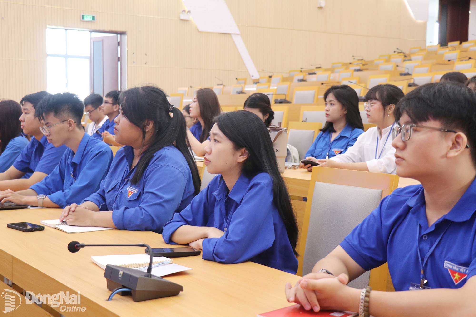 Các sinh viên tham dự khai mạc hội trại. Ảnh: Ngọc Huyền