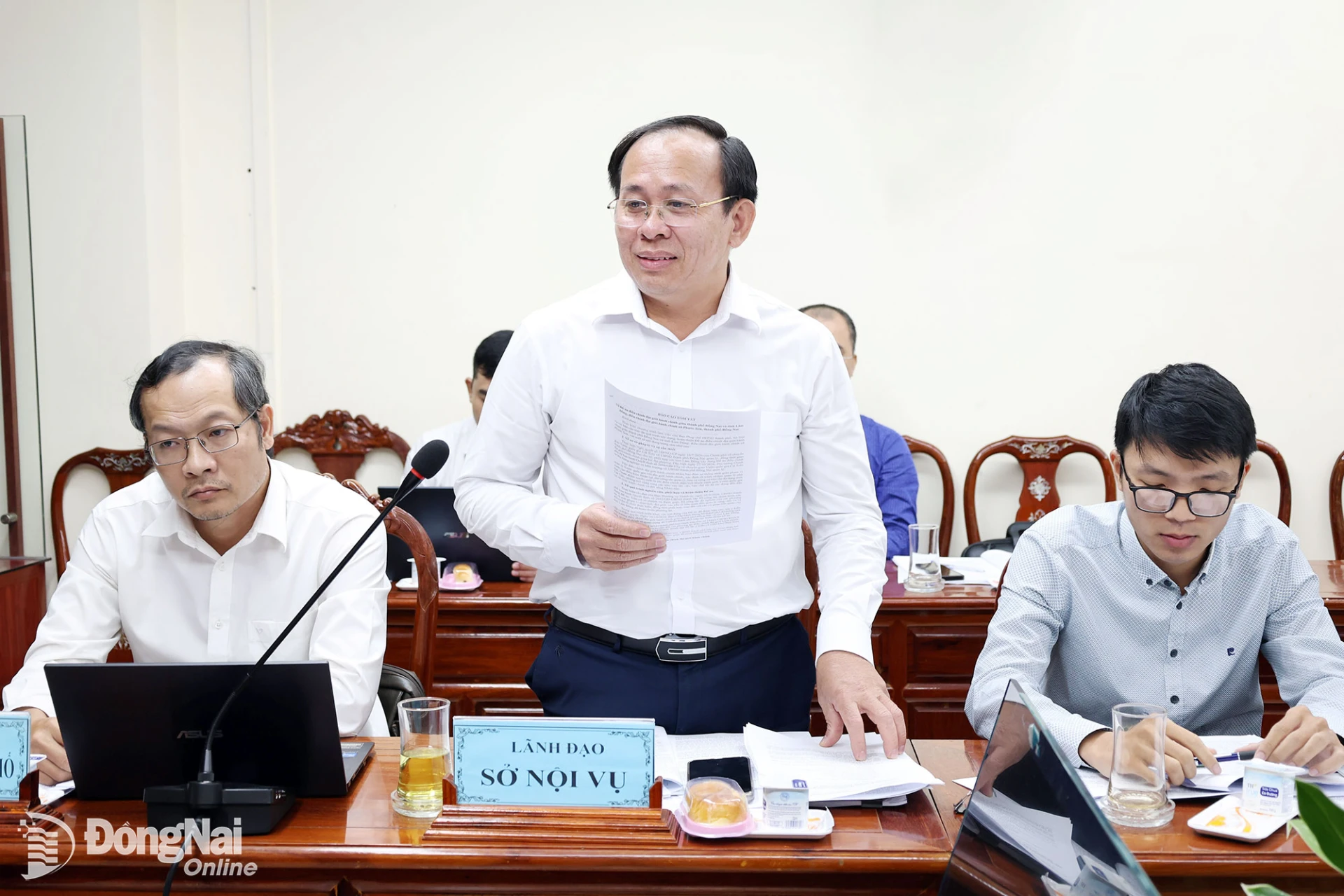 Phó Giám đốc Sở Nội vụ Hà Thanh Tùng trao đổi, thông tin về tờ trình, dự thảo nghị quyết tại cuộc họp. Ảnh: Hồ Thảo