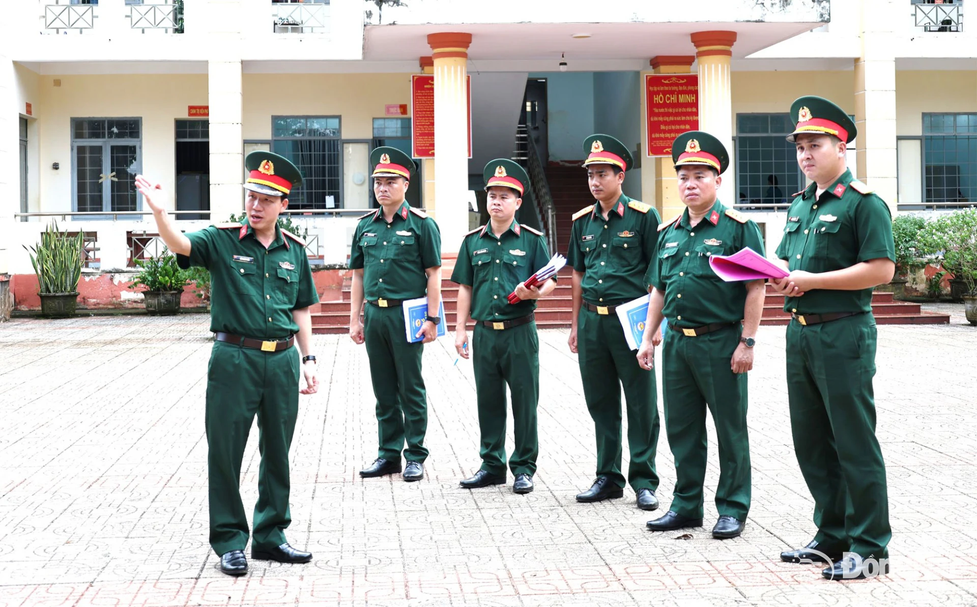 Đại tá Bùi Khánh Hòa (bìa trái) trực tiếp phát lệnh kiểm tra các tình huống chiến đấu. Ảnh: Nguyệt Hà