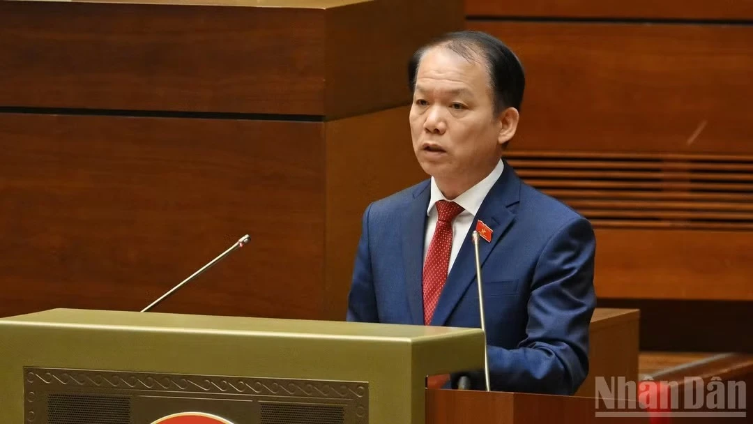 Bộ trưởng Tư pháp Hoàng Thanh Tùng trình bày Tờ trình dự án Luật Văn bản quy phạm pháp luật. (Ảnh: THỦY NGUYÊN)