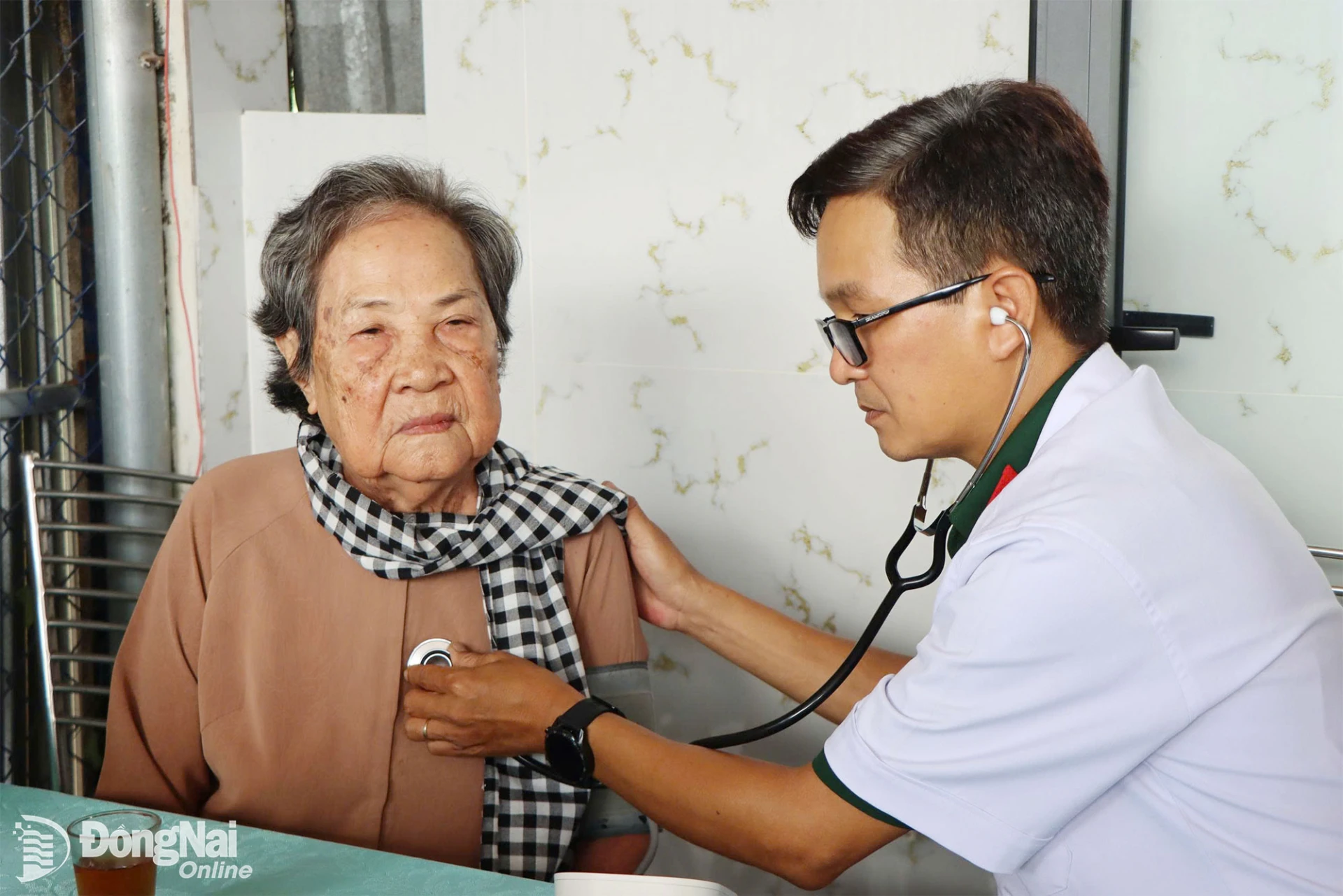 Bệnh viện Quân y 7B khám bệnh, tặng quà Mẹ Việt Nam anh hùng Trần Thị Kim Vệ.