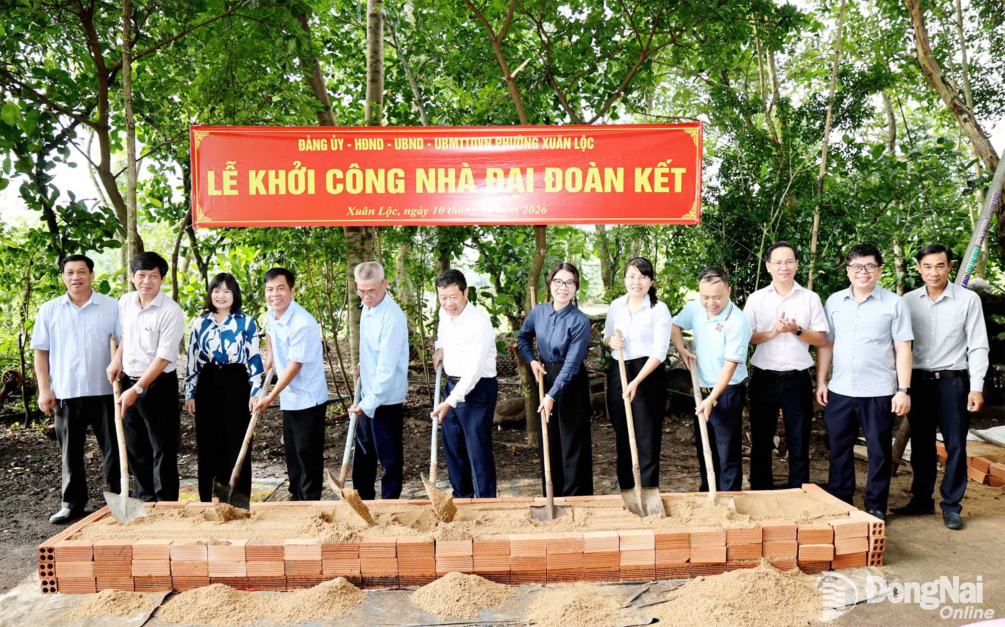 Lãnh đạo phường Xuân Lộc và đơn vị tài trợ thực hiện nghi thức khởi công cho hộ gia đình ông Lê Văn Tâm

