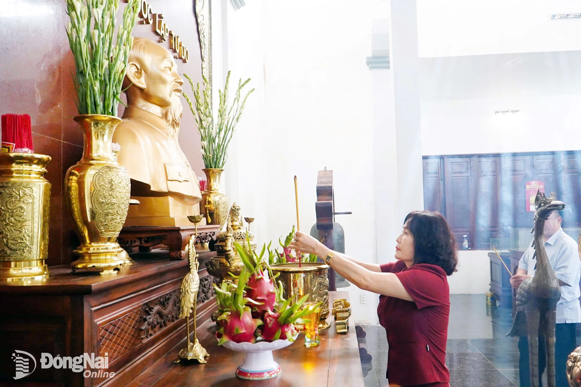 Thành ủy viên, Phó Chủ tịch UBND thành phố Đồng Nai Nguyễn Thị Cát Tiên cùng đoàn công tác dâng hương tưởng niệm Chủ tịch Hồ Chí Minh và các anh hùng liệt sĩ tại Nhà truyền thống khu mộ. Ảnh: Văn Tâm