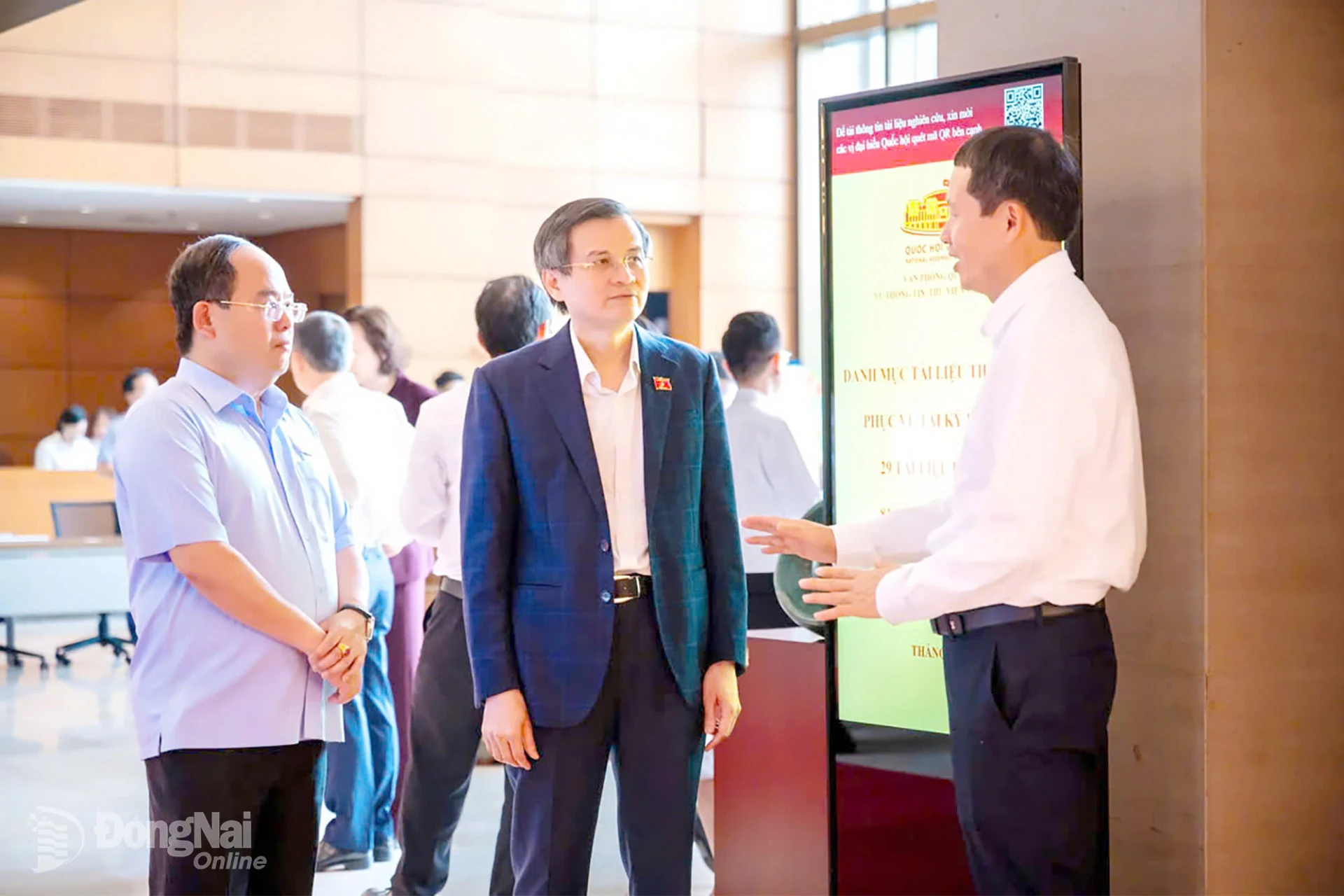 Đồng chí Đoàn Minh Huấn, Ủy viên Bộ Chính trị, Giám đốc Học viện Chính trị Quốc gia Hồ Chí Minh trao đổi với lãnh đạo thành phố Đồng Nai về phát triển kinh tế - xã hội gắn với đô thị sân bay. Ảnh: CTV