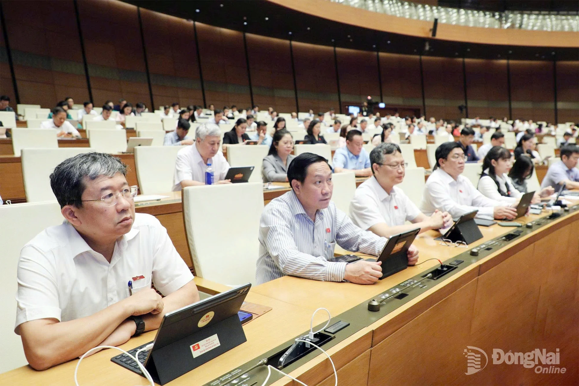 Các đại biểu Quốc hội thành phố Đồng Nai tham dự phiên thảo luận tại hội trường. Ảnh: CTV