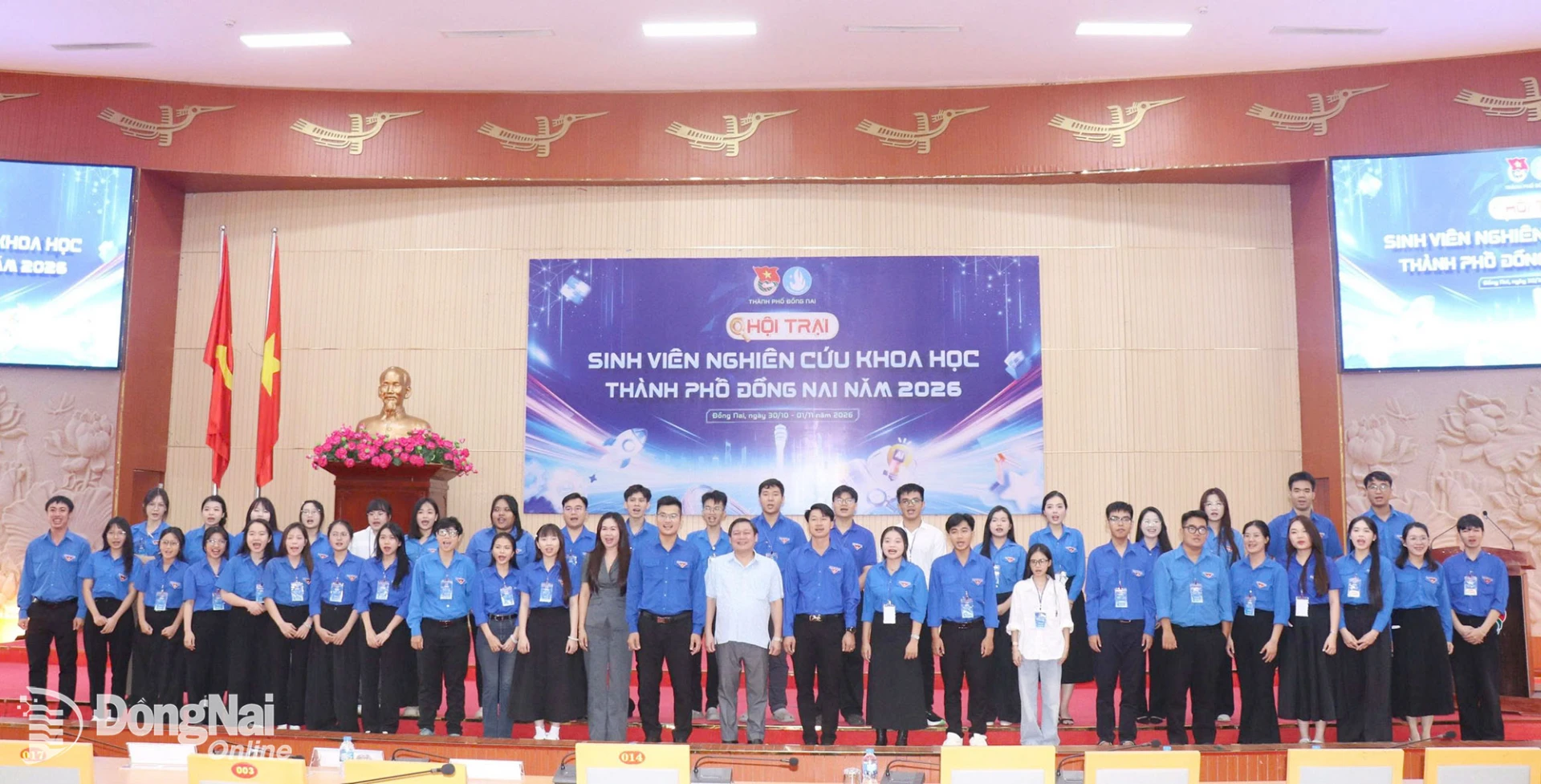Đại biểu và các trại sinh chụp ảnh lưu niệm sau lễ khai mạc. Ảnh: Ngọc Huyền