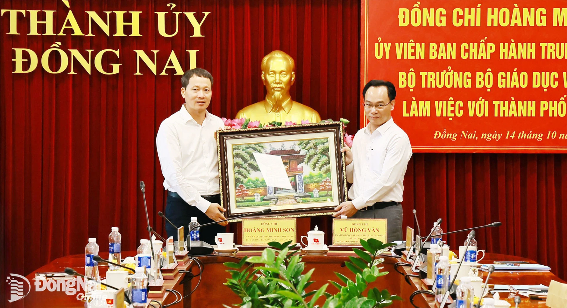 Ủy viên Trung ương Đảng, Bộ trưởng Bộ Giáo dục và Đào tạo Hoàng Minh Sơn tặng tranh Văn miếu Quốc Tử Giám cho Thành ủy Đồng Nai. Ảnh: Công Nghĩa