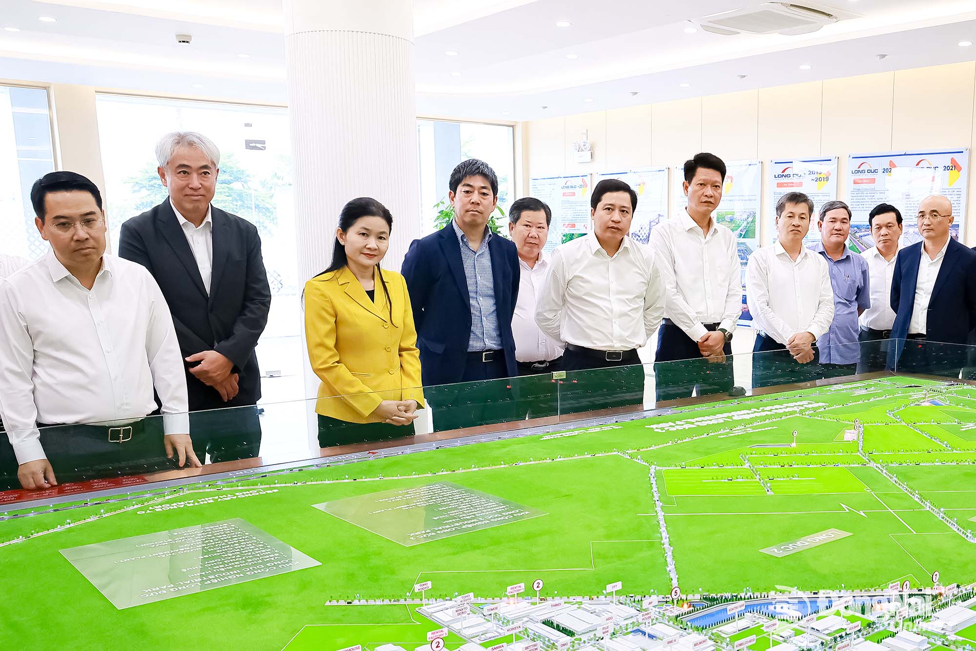 Đồng chí Tôn Ngọc Hạnh (thứ 3, từ trái sang), Ủy viên Trung ương Đảng, Phó Bí thư Thường trực Thành ủy, Chủ tịch HĐND thành phố và khách tham quan nghe lãnh đạo Tập đoàn Sojitz Nhật Bản
giới thiệu về kế hoạch mở rộng Khu công nghiệp Long Đức (xã Bình An), ngày 24-9.