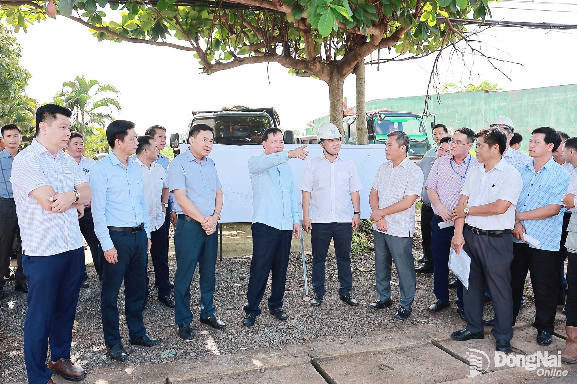 Phó Bí thư Thành ủy, Chủ tịch UBND thành phố Nguyễn Văn Út và Thành ủy viên, Phó Chủ tịch UBND thành phố Hồ Văn Hà cùng đại diện lãnh đạo các sở, ngành, địa phương kiểm tra tình hình thực hiện Dự án đường Vành đai 4 - Thành phố Hồ Chí Minh tại phường Trảng Bom. Ảnh: Thanh Toàn