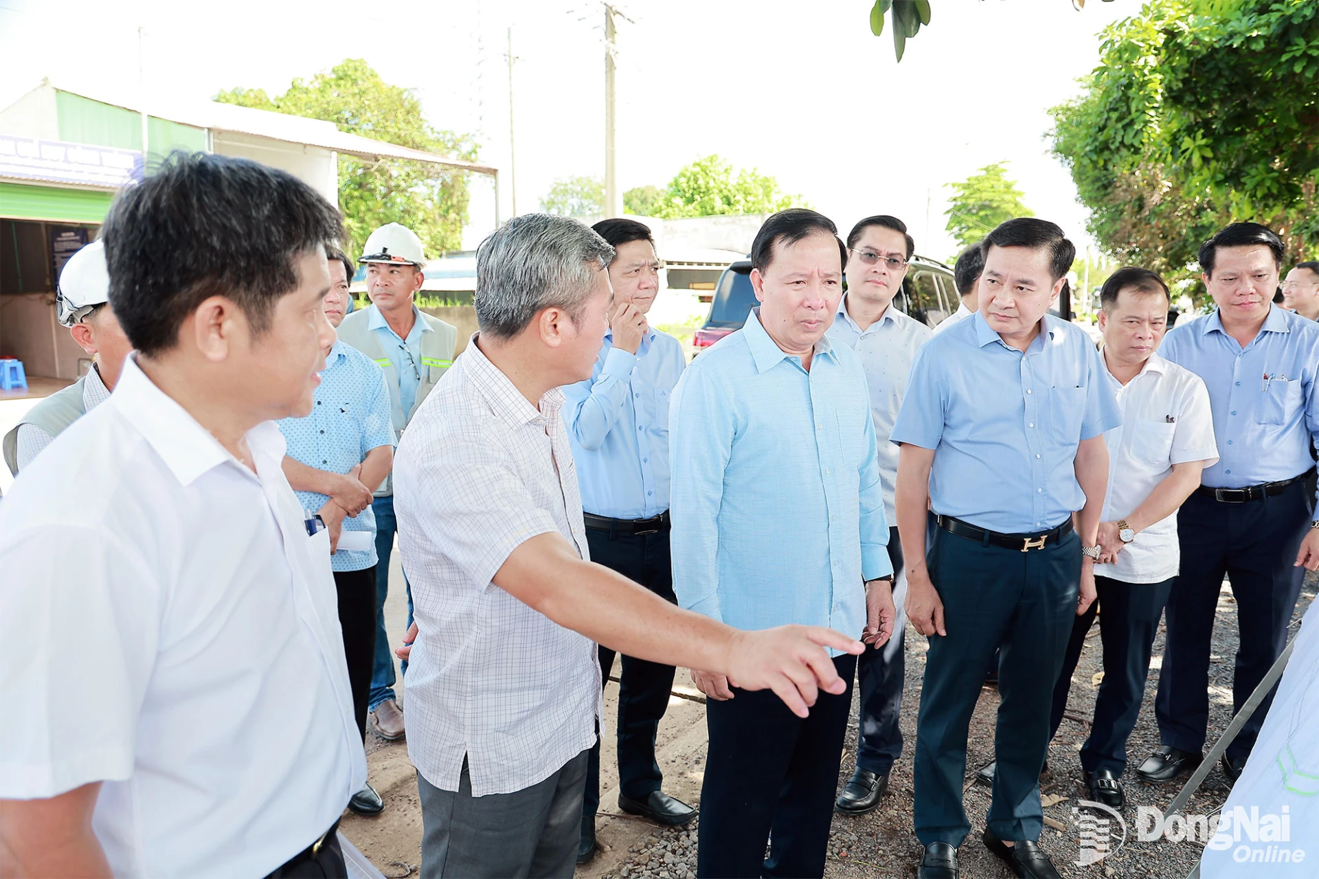 Phó Bí thư Thành ủy, Chủ tịch UBND thành phố Nguyễn Văn Út và Thành ủy viên, Phó Chủ tịch UBND thành phố Hồ Văn Hà cùng đại diện lãnh đạo các sở, ngành, địa phương xem xét sơ đồ tổng thể dự án. Ảnh: Thanh Toàn