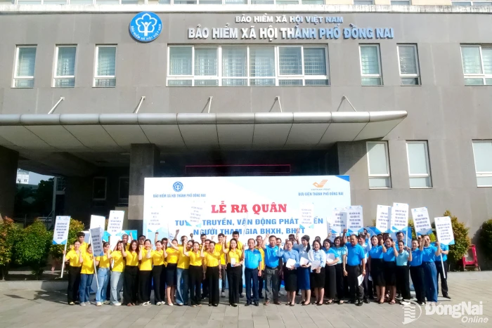 ‘Đi từng ngõ, gõ từng nhà, rà từng người’ để mở rộng người tham gia bảo hiểm xã hội, bảo hiểm y tế